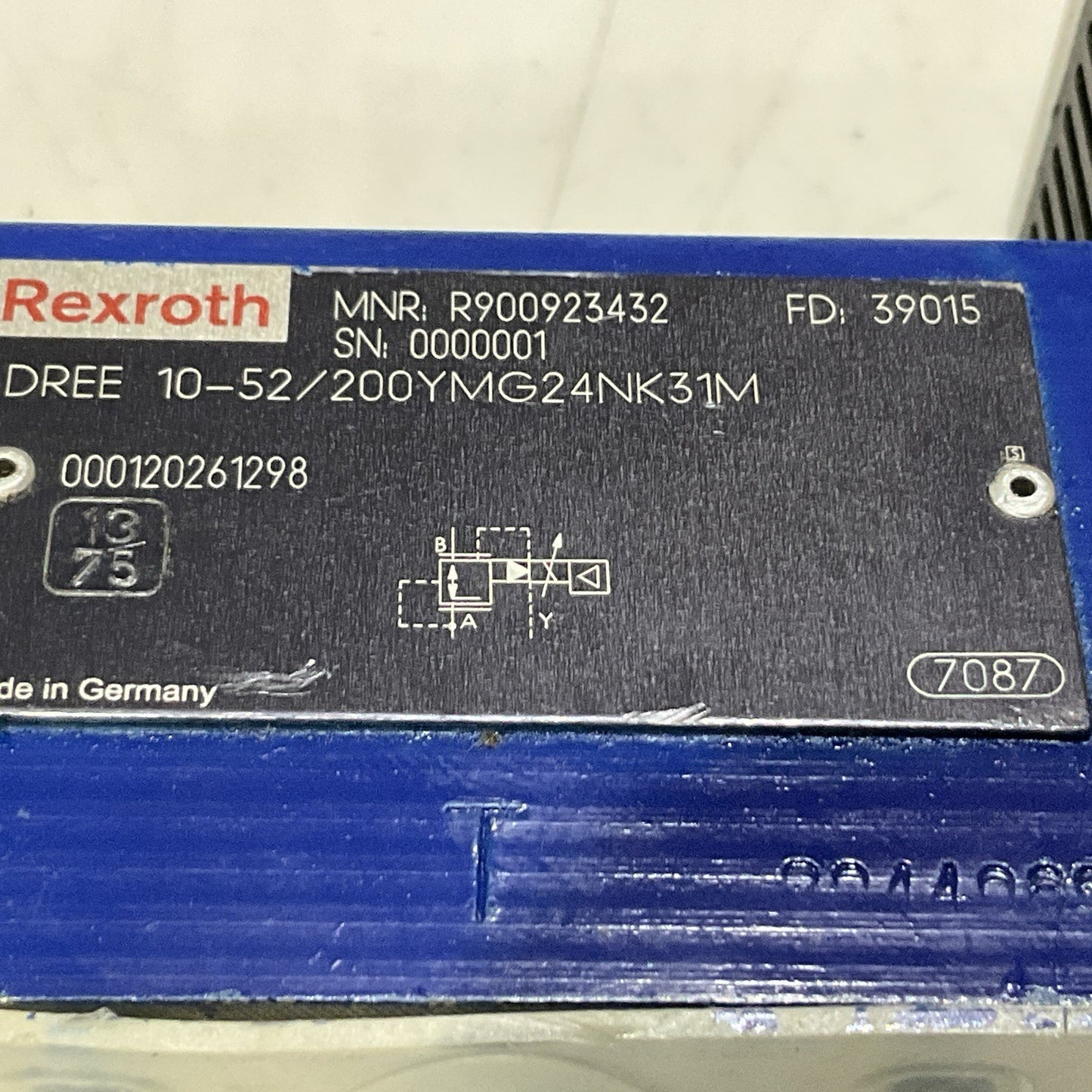 REXROTH R900923432 DREE 10-52/200YMG24NK31M SOLENOID VALVE Z2M