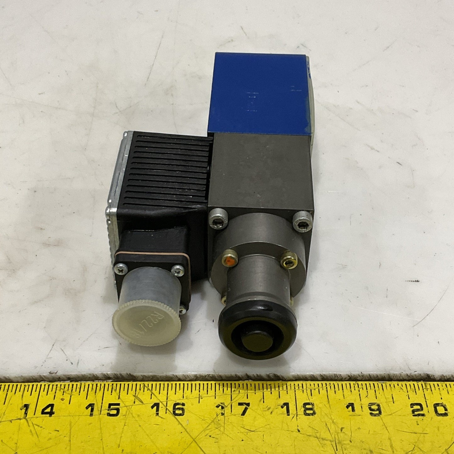 REXROTH R900923432 DREE 10-52/200YMG24NK31M SOLENOID VALVE Z2M