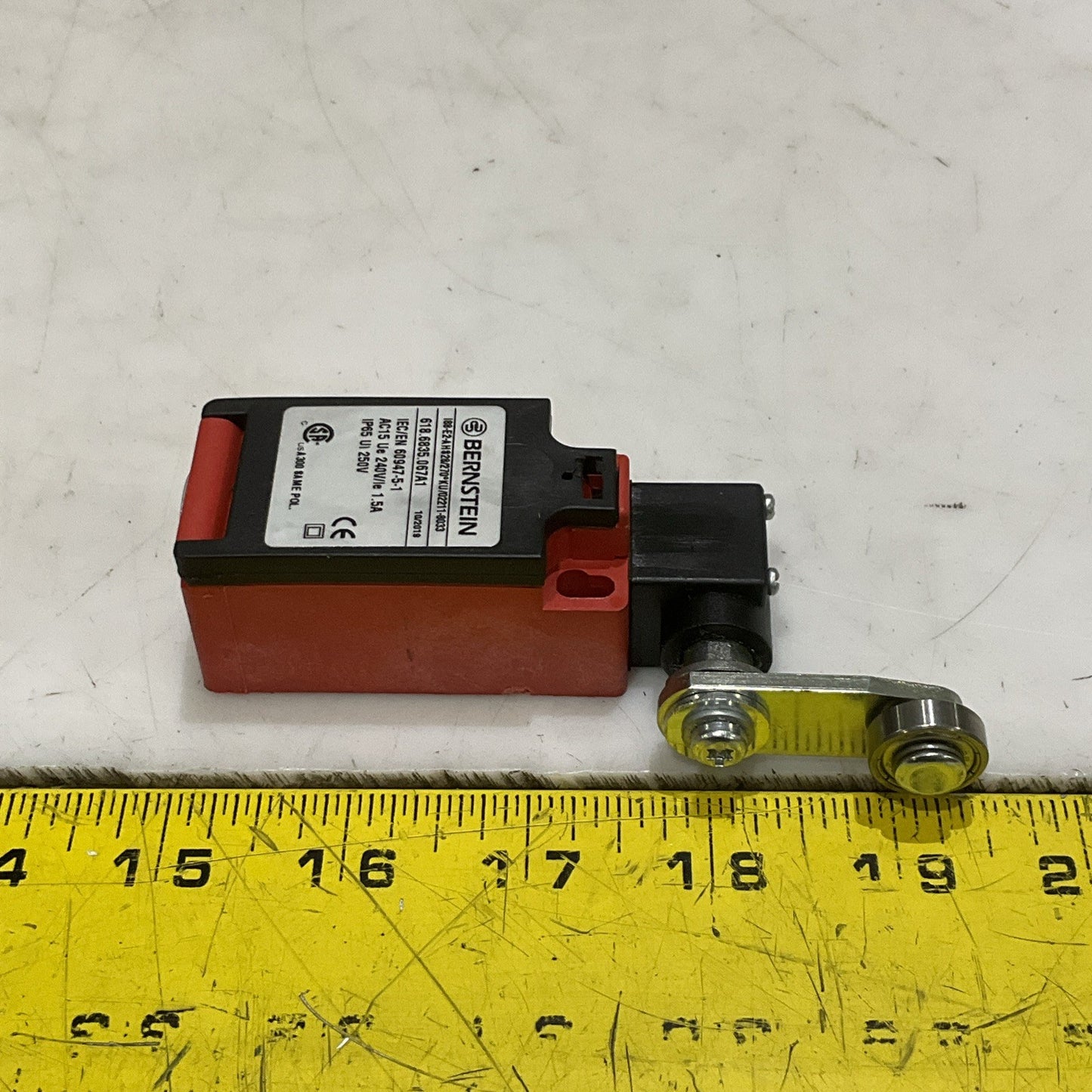 BERNSTEIN I88-E2-A H828 LIMIT SWITCH 02211-8033 618.6835.067A1 250V 1.5A Z2M