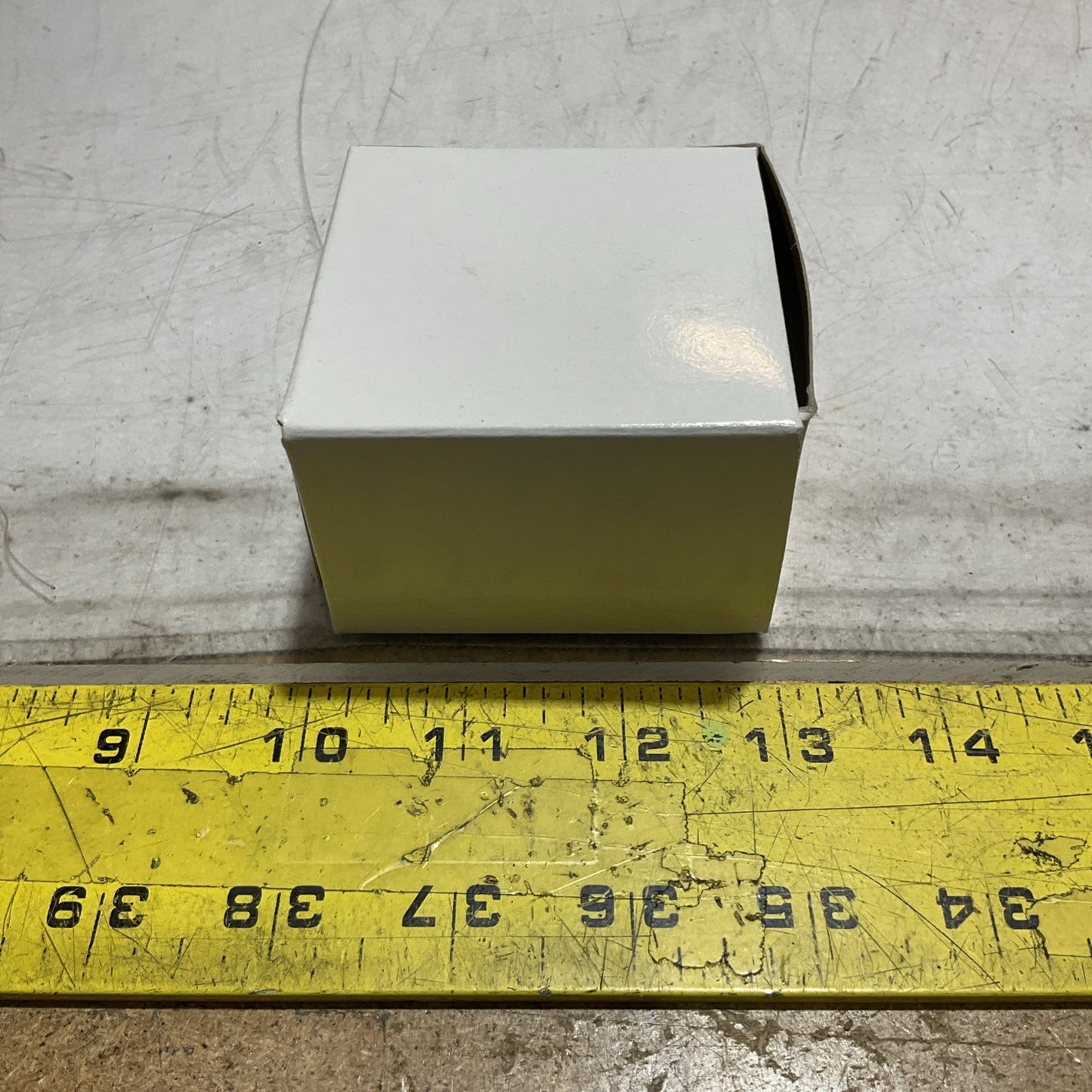 BRADY Y1306657 B-595- 142269 0.5X50 12.7MMX15.2M WHITE VINY LABELS QTY 2 Z2M