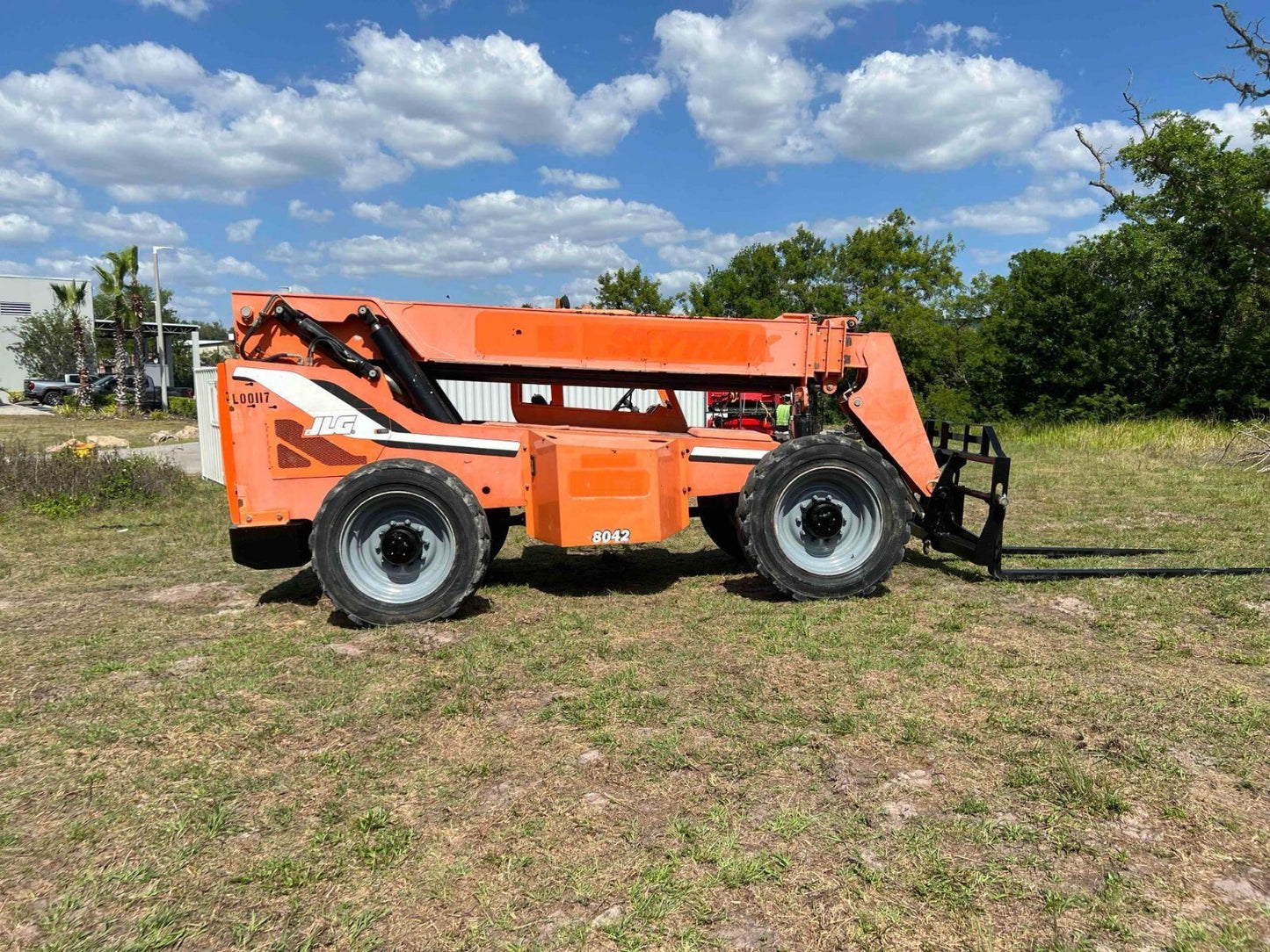 2014 JLG SKYTRAK TELEHANDLER MODEL 8042, CUMMINS DIESEL, 8000LB CAPACITY, 42FT