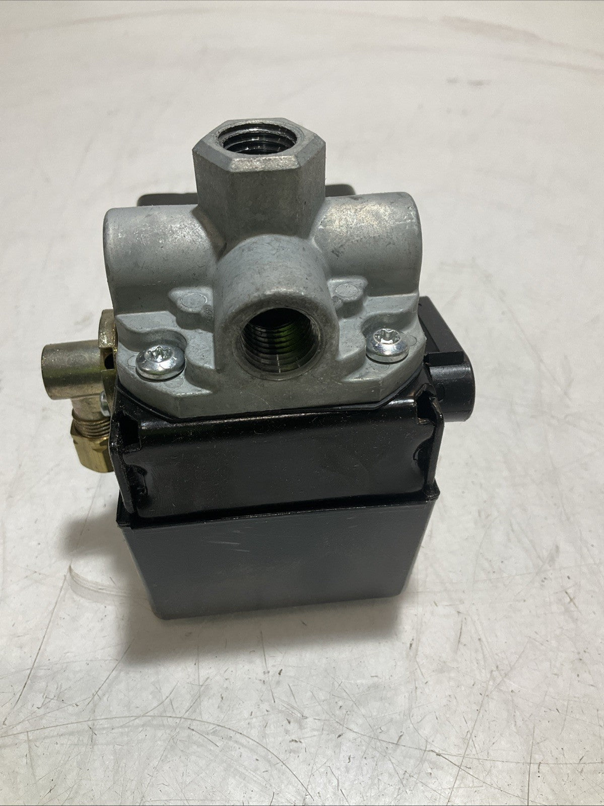 HUBBELL 69JF9LY2C FURNAS AIR COMPRESSOR PRESSURE CONTROL VALVE 140-175P Z2M