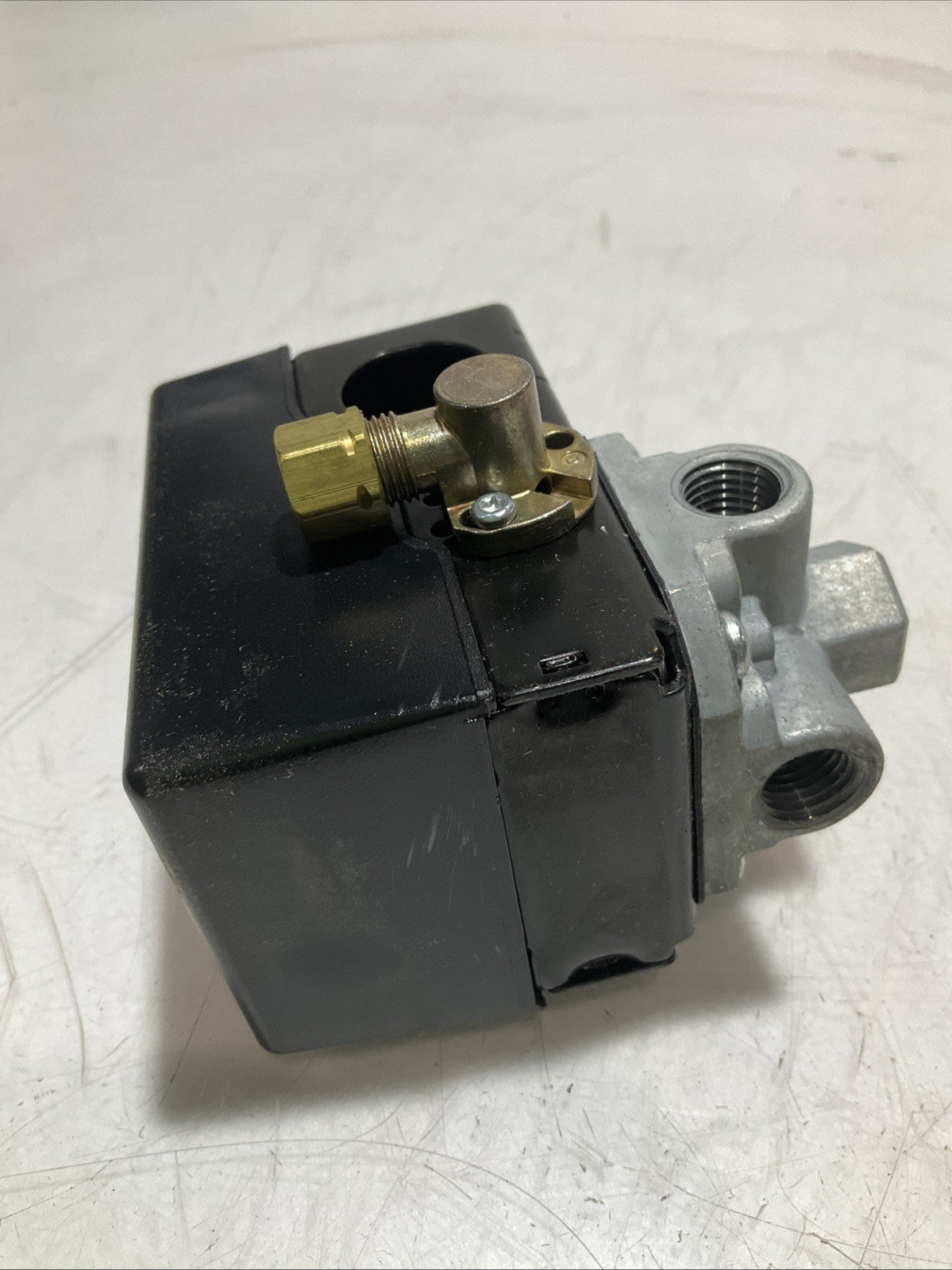 HUBBELL 69JF9LY2C FURNAS AIR COMPRESSOR PRESSURE CONTROL VALVE 140-175P Z2M
