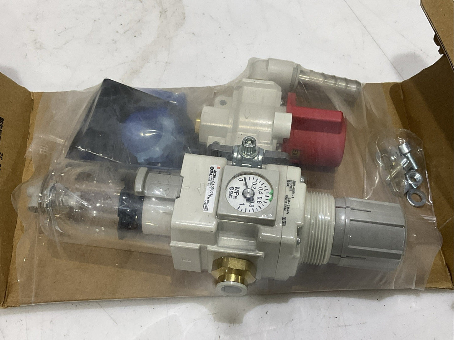 SMC AC30-OAO00073 AW30-F03EH-8 PNEUMATIC FILTER REGULATOR 3/8 IN .85MPa Z2M