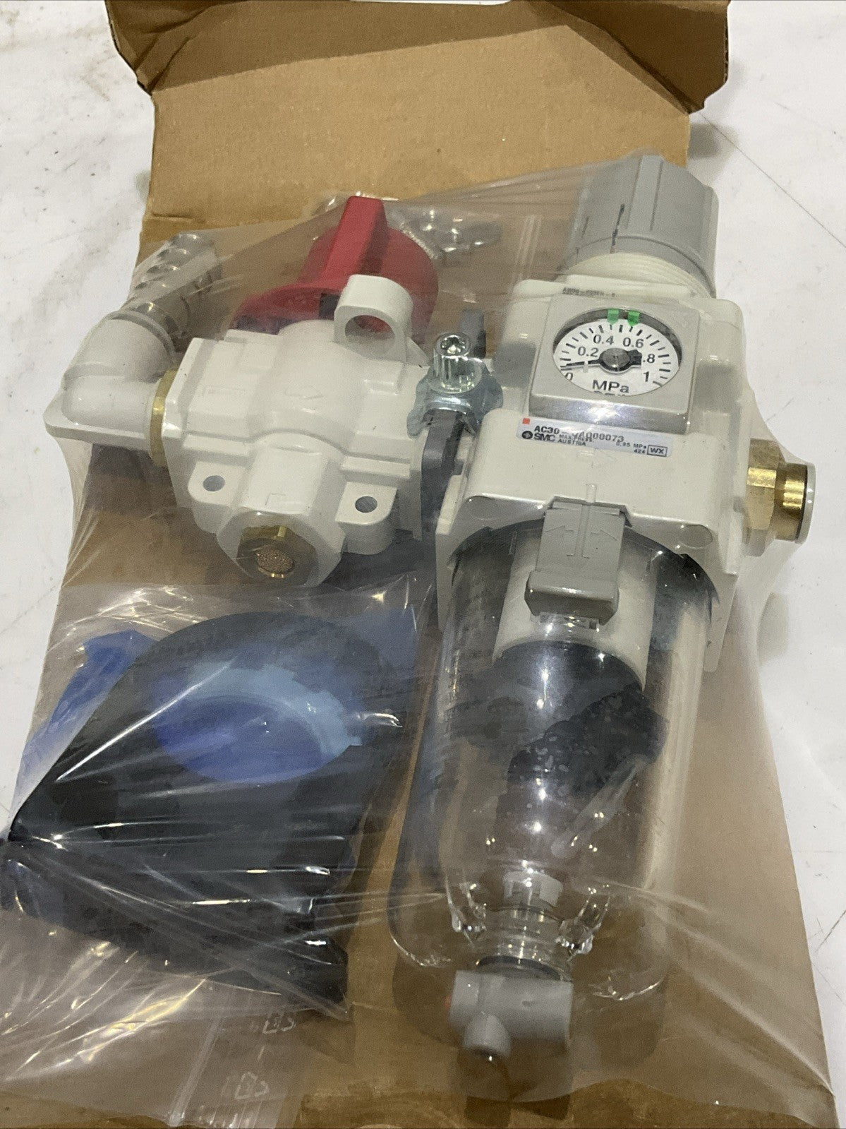 SMC AC30-OAO00073 AW30-F03EH-8 PNEUMATIC FILTER REGULATOR 3/8 IN .85MPa Z2M