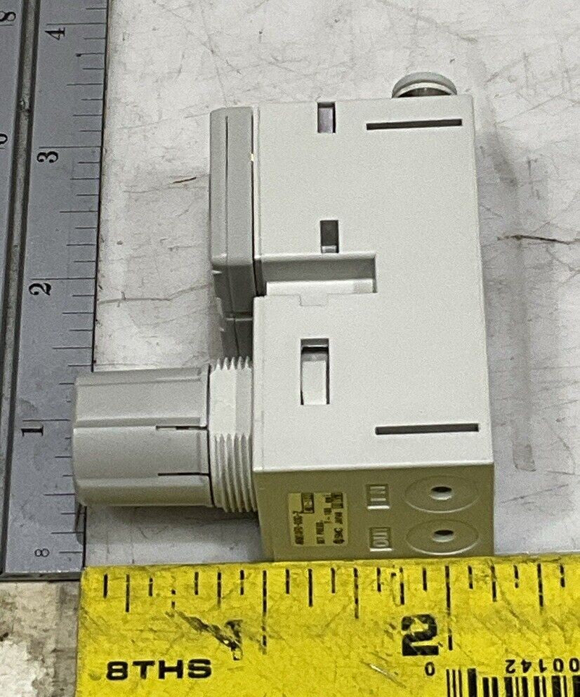 SMC ARM10F2-08G-Z COMPACT MANIFOLD REGULATOR U3S
