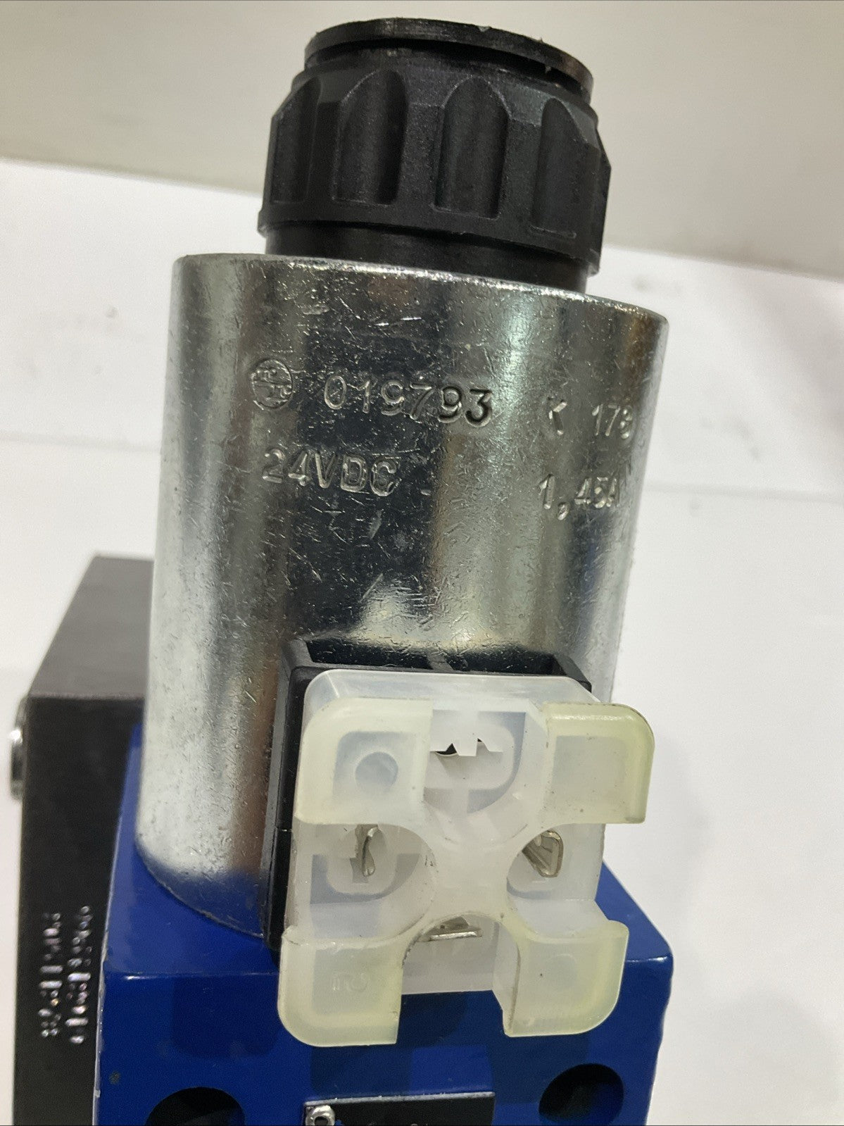 REXROTH BOSCH 4WE10E67-33/CG24N9K4/06- R900520585 HYDRAULIC VALVE 24VDC Z2M