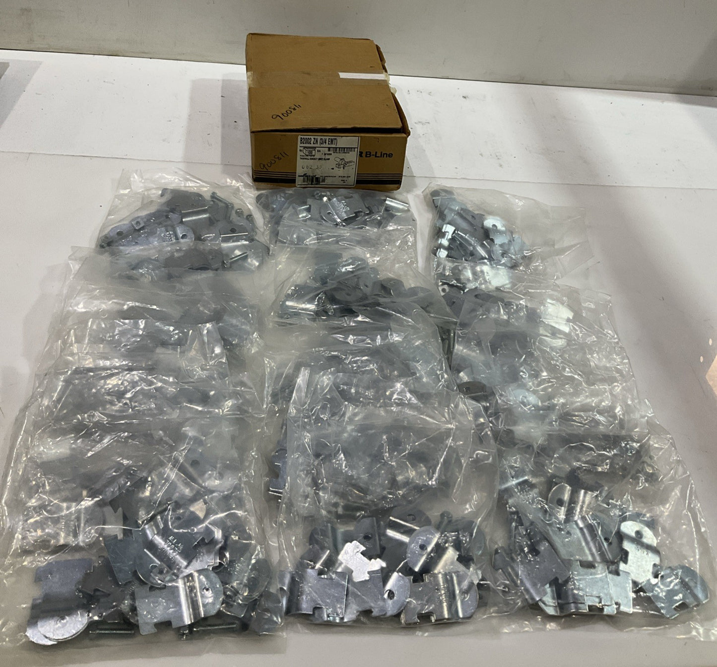 COOPER B-LINE B2002ZN 3/4EMT THINWALL CONDUIT FITING CLAMP LOT OF 14 BAGS Z2M