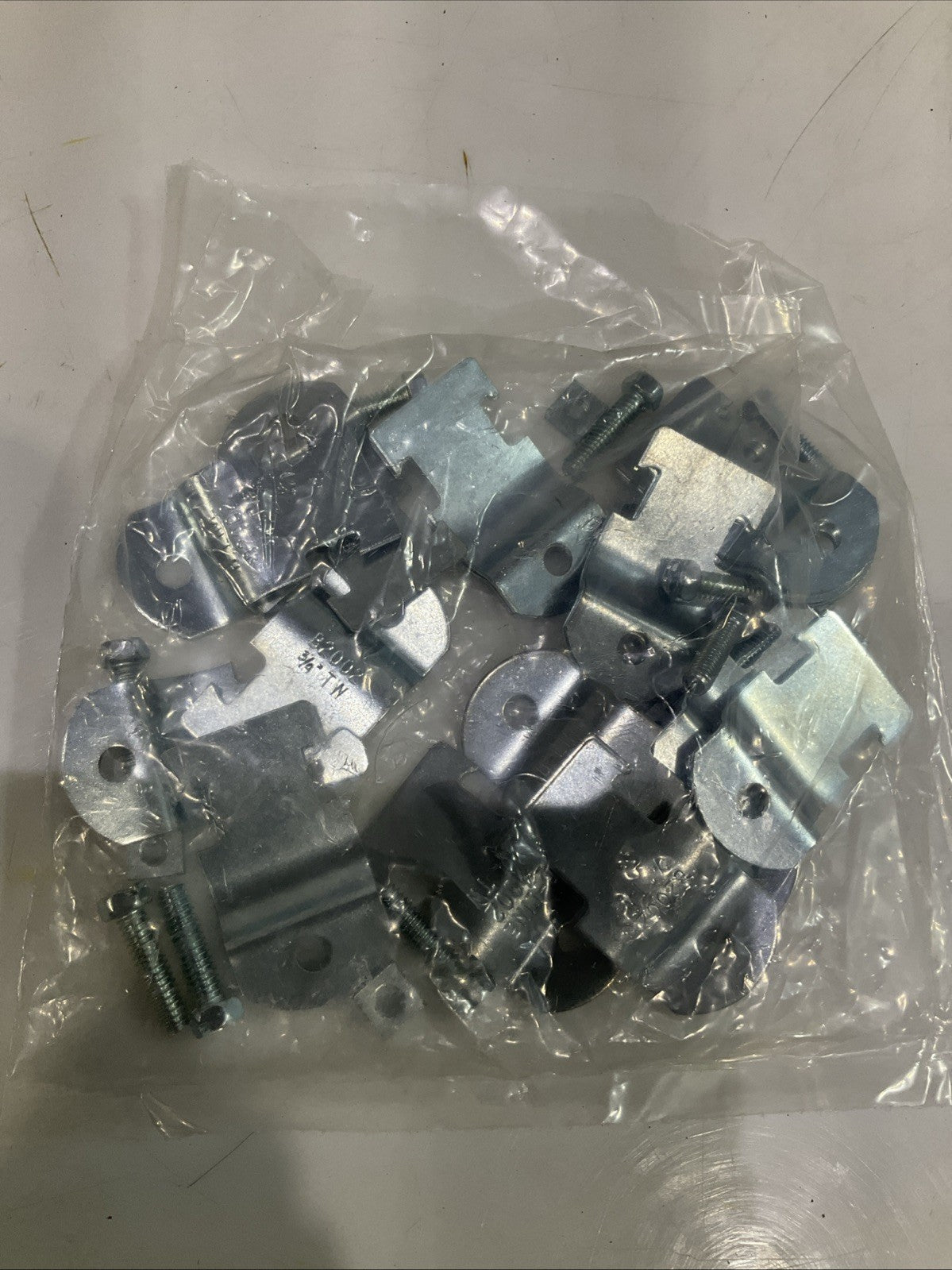 COOPER B-LINE B2002ZN 3/4EMT THINWALL CONDUIT FITING CLAMP LOT OF 14 BAGS Z2M
