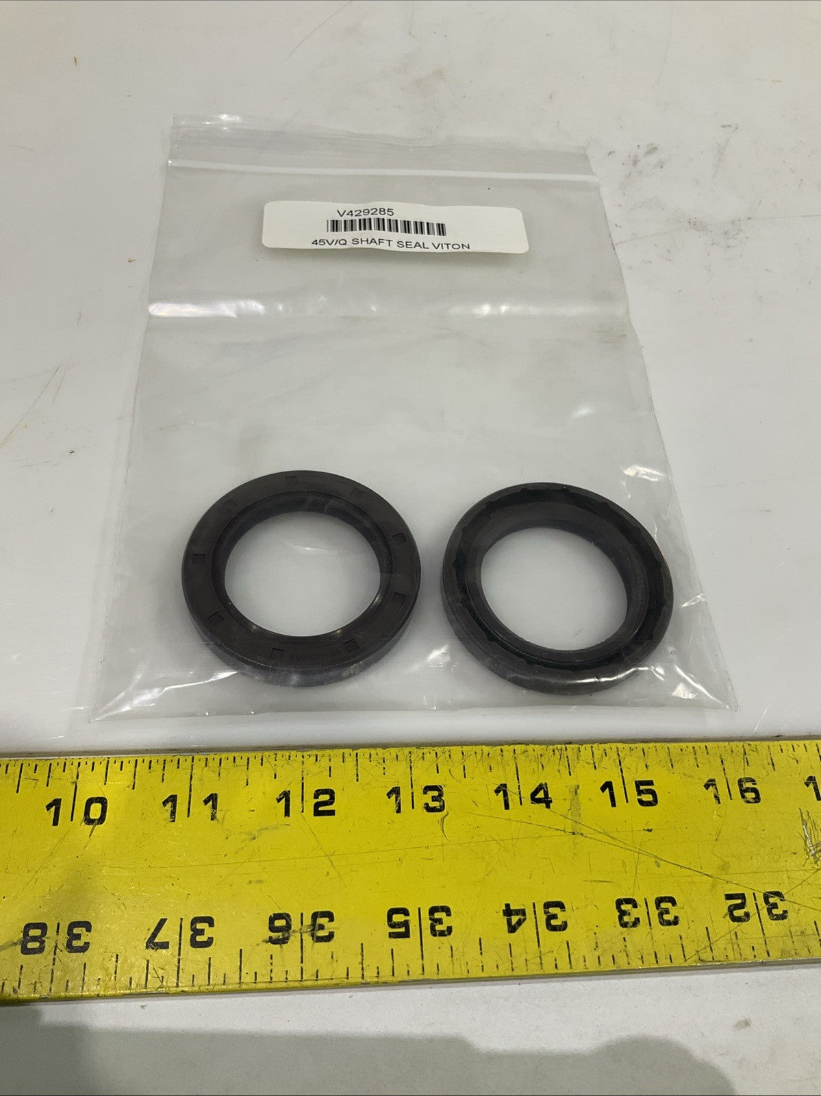 EATON-VICKERS 429285 45V/Q SHAFT SEAL VITON LOT OF 2 Z2M