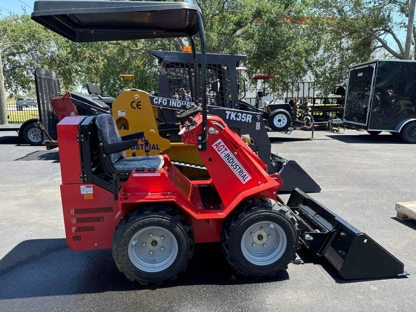 UNUSED AGT SDA-140W COMPACT TRACK WHEEL LOADER, GAS, 790KGS, BUCKET APPROX 45 IN