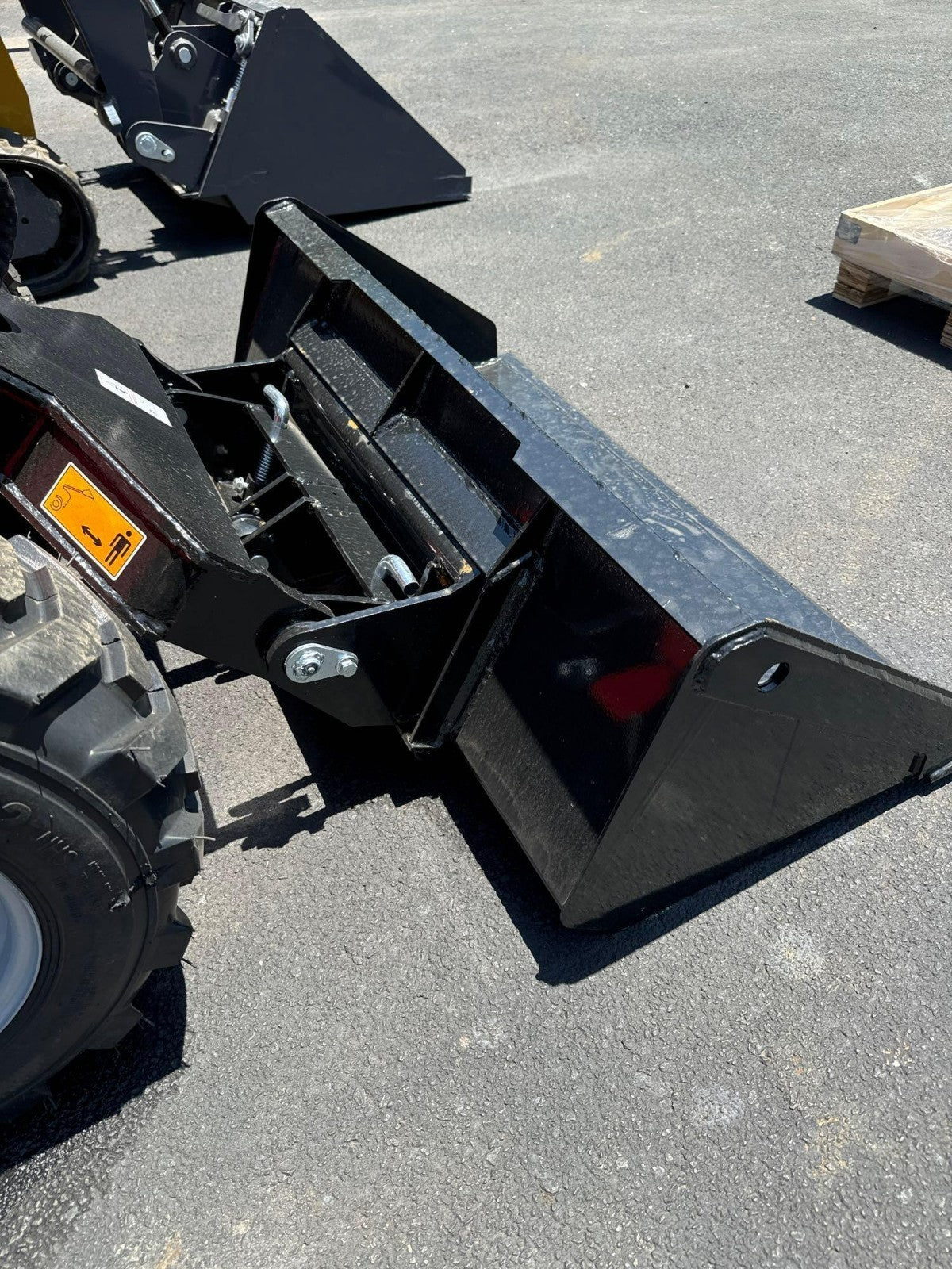 UNUSED AGT SDA-140W COMPACT TRACK WHEEL LOADER, GAS, 790KGS, BUCKET APPROX 45 IN