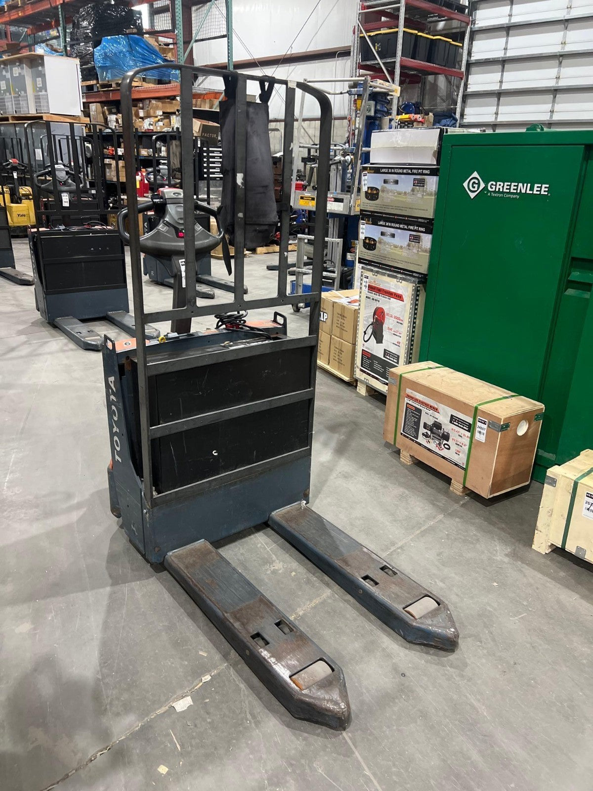 2019 TOYOTA PALLET JACK MODEL 8HBW23, ELECTRIC, 24V, MAX CAPACITY 4500LBS, RUNS