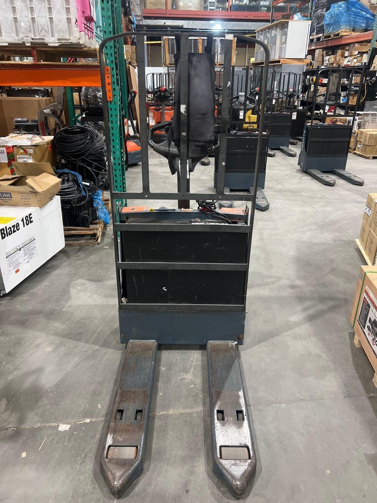 2019 TOYOTA PALLET JACK MODEL 8HBW23, ELECTRIC, 24V, MAX CAPACITY 4500LBS, RUNS