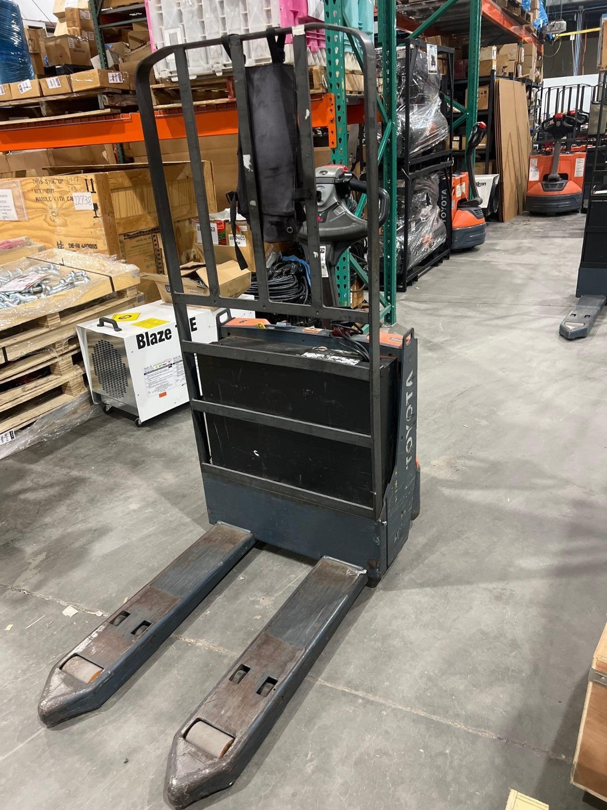 2019 TOYOTA PALLET JACK MODEL 8HBW23, ELECTRIC, 24V, MAX CAPACITY 4500LBS, RUNS