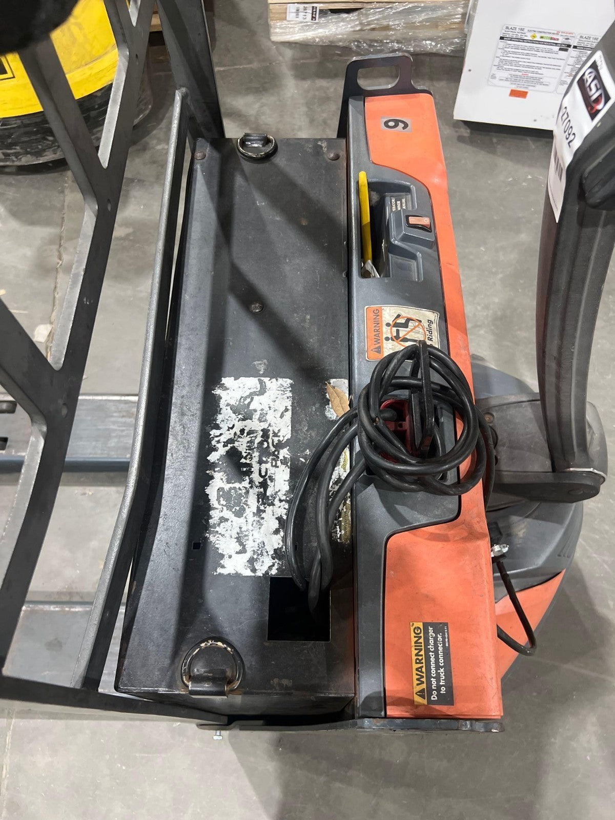 2019 TOYOTA PALLET JACK MODEL 8HBW23, ELECTRIC, 24V, MAX CAPACITY 4500LBS, RUNS