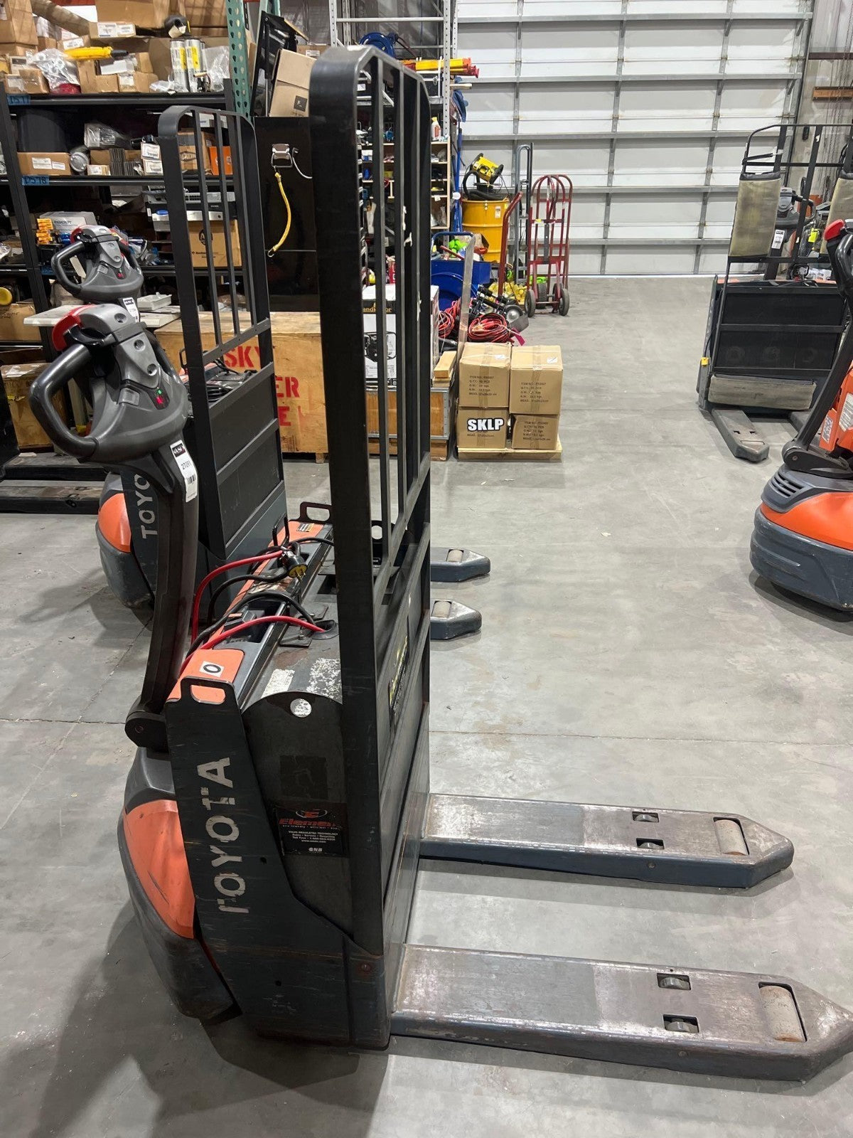 2017 TOYOTA PALLET JACK MODEL 8HBW23, ELECTRIC, 24V, MAX CAPACITY 4500LBS, LOW H