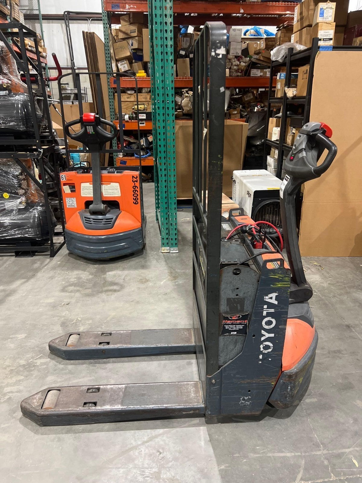 2017 TOYOTA PALLET JACK MODEL 8HBW23, ELECTRIC, 24V, MAX CAPACITY 4500LBS, LOW H