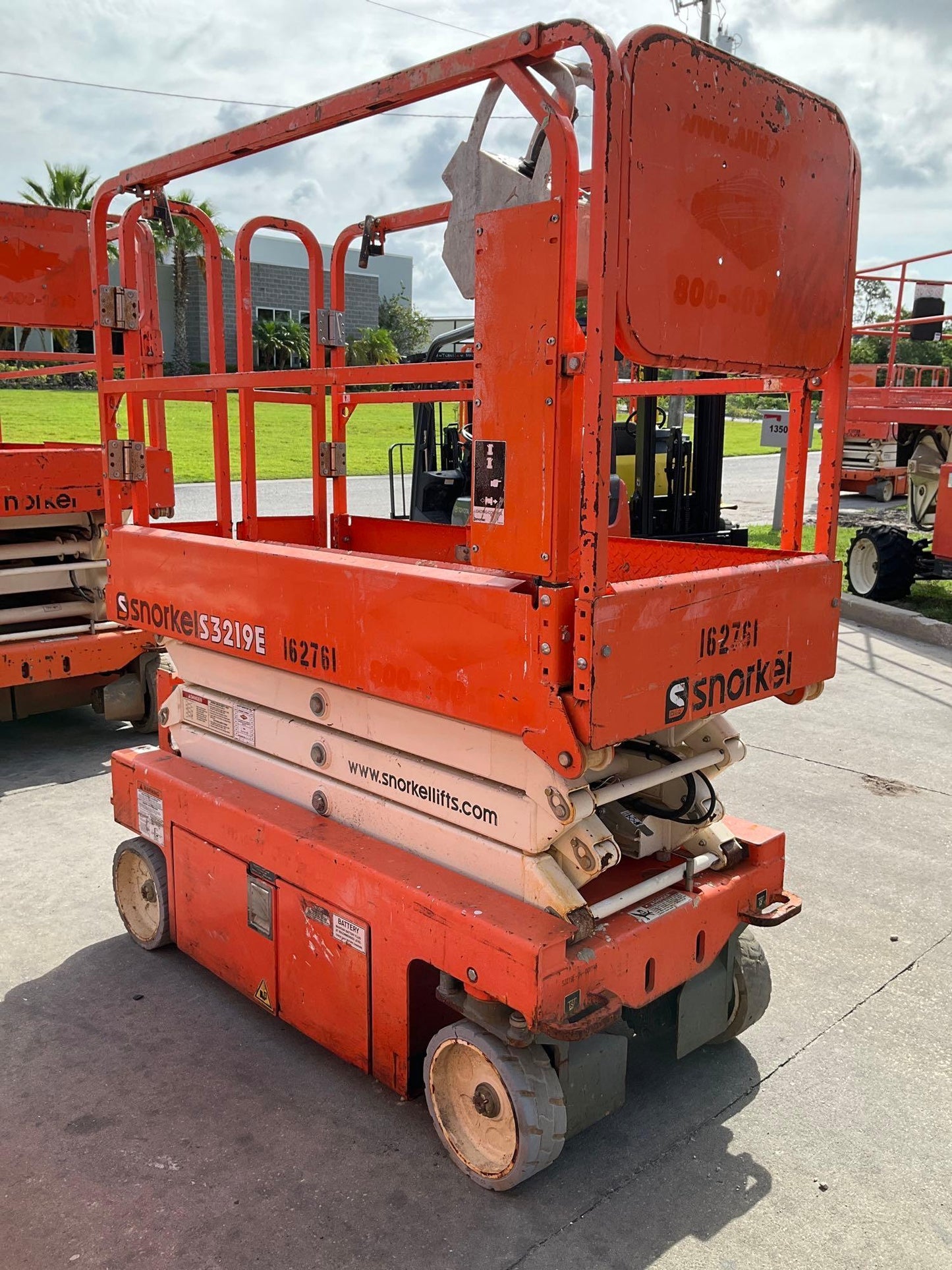 ELECTRIC, APPROX MAX PLATFORM HEIGHT 19FT, NON MARKING TIRES, BUILT IN BATTERY CHARGER, RUNS & OPERATES