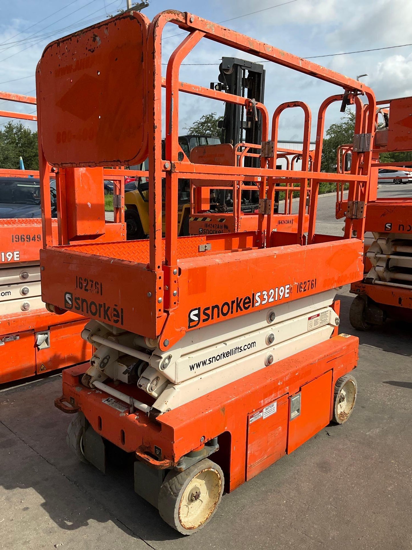ELECTRIC, APPROX MAX PLATFORM HEIGHT 19FT, NON MARKING TIRES, BUILT IN BATTERY CHARGER, RUNS & OPERATES