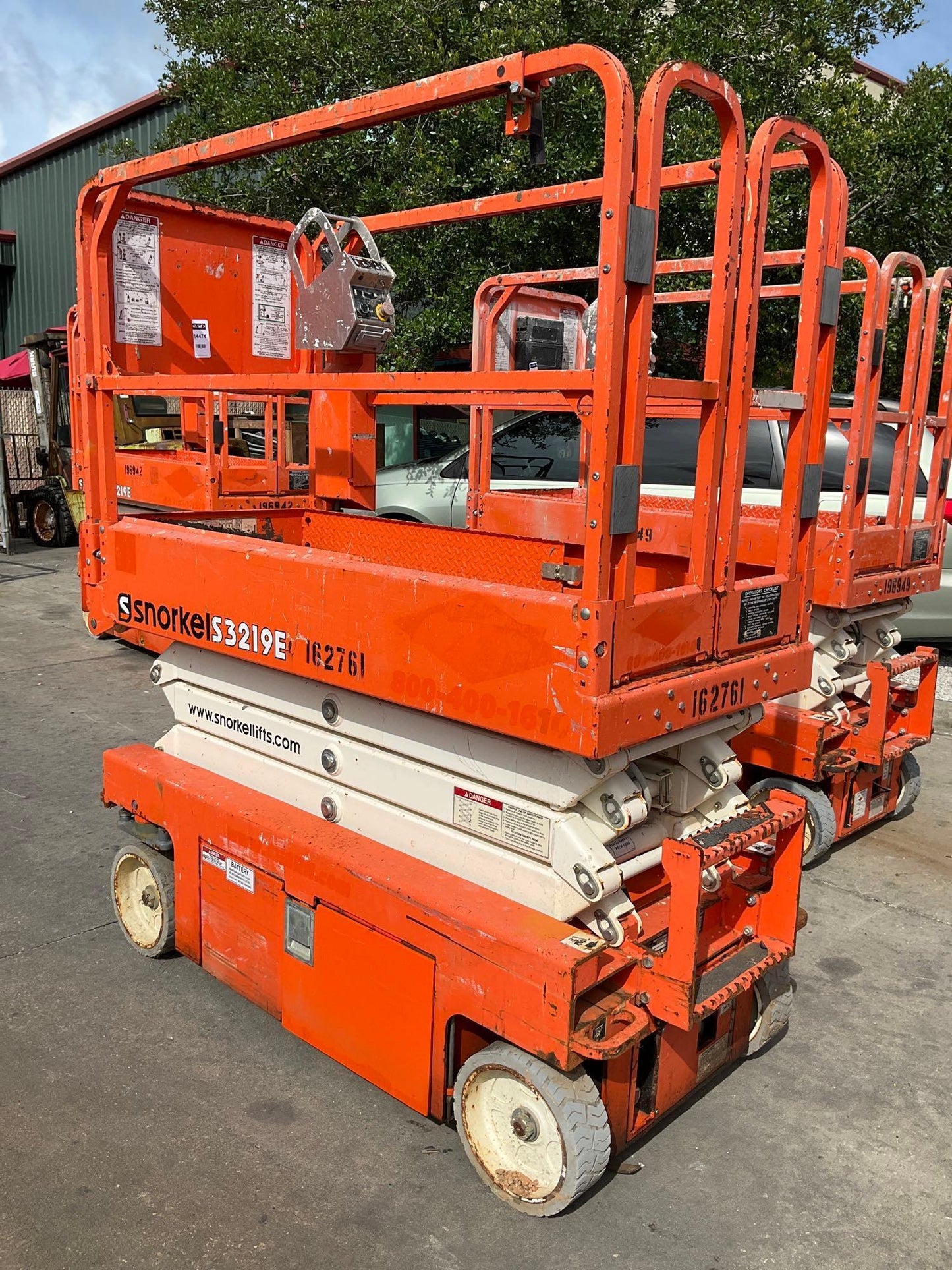 ELECTRIC, APPROX MAX PLATFORM HEIGHT 19FT, NON MARKING TIRES, BUILT IN BATTERY CHARGER, RUNS & OPERATES