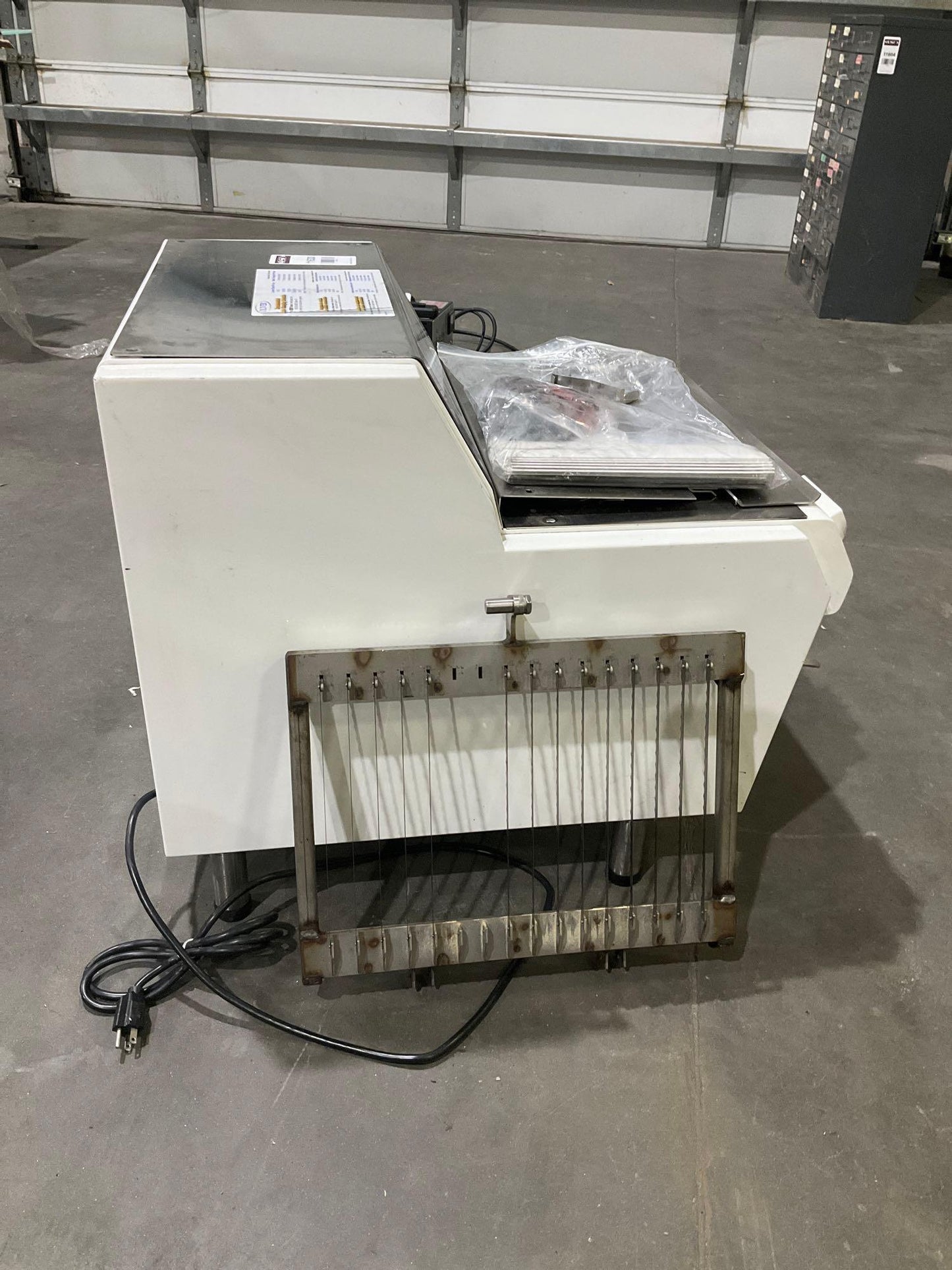 OLIVER FRONT LOADER BREAD SLICER MODEL 732-N, APPROX 1/2 HP, APPROX PHASE 1, APPROX 115 VOLTS