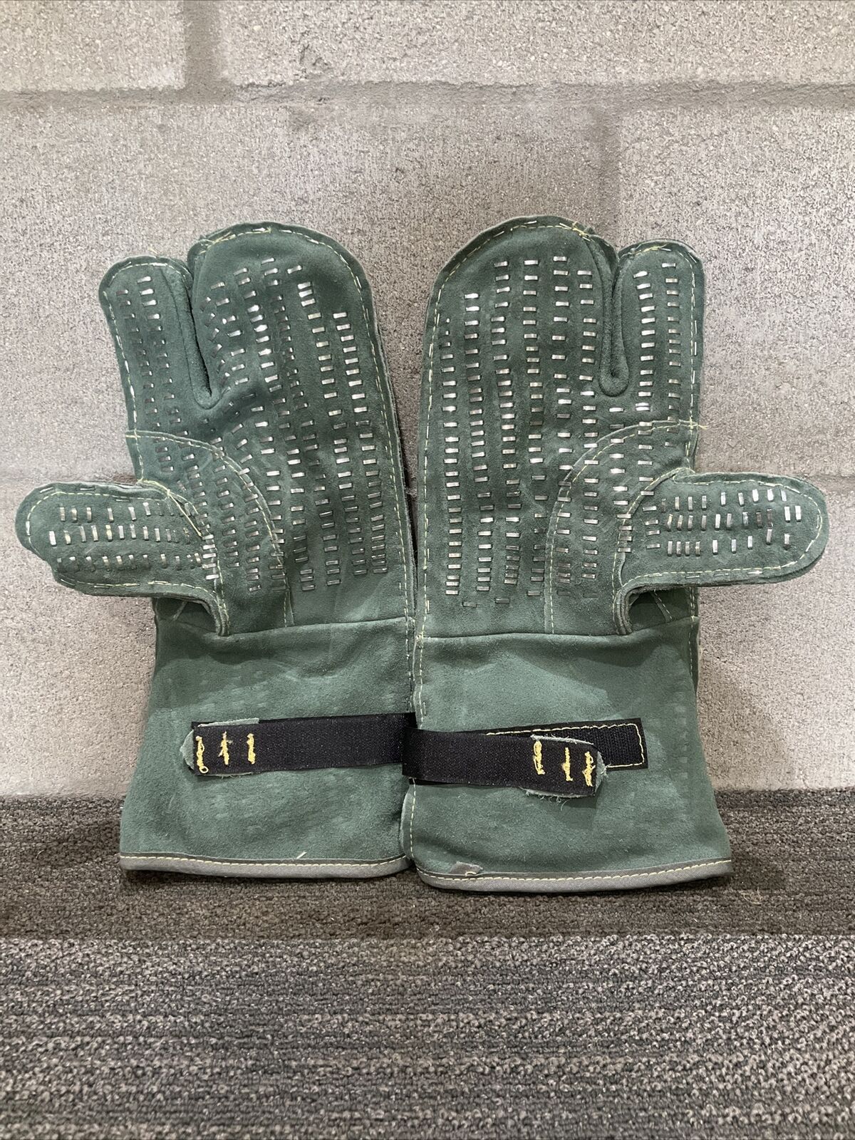 MAGID ONE FINGER WELDING MITT W/ CARBO FLEX LINING PAIR 222 6820DPTSV