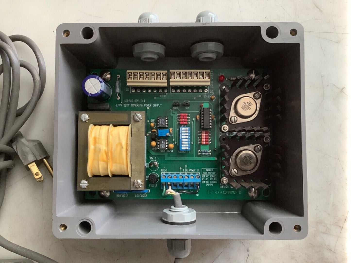 B-TEK UJB-5HD REV 3.0 AUXILIARY TRACKING POWER SUPPLY 444