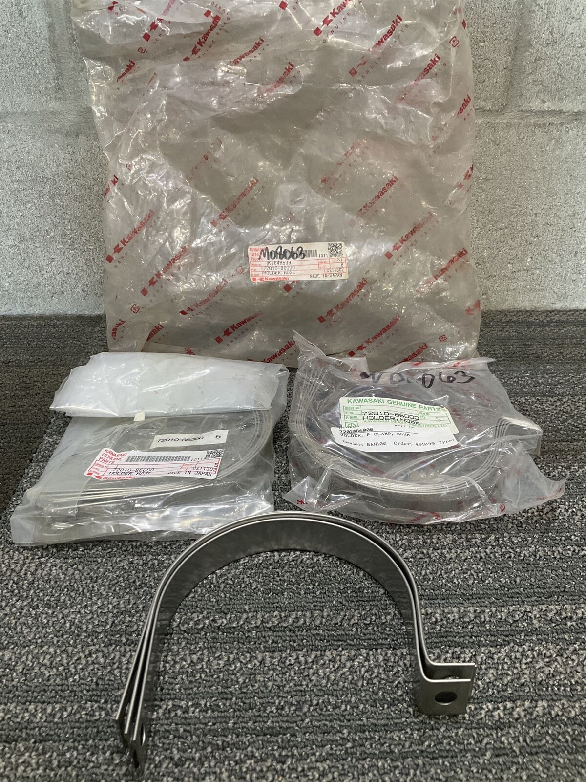 KAWASKAI 72010-86000 HOSE HOLDER 86 MM CLAMP 222 LOT OF 13