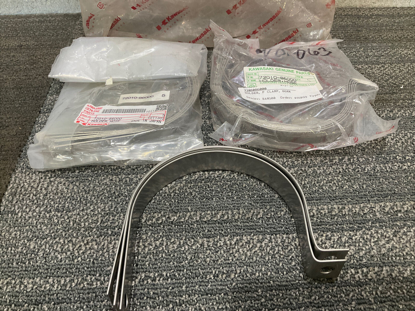 KAWASKAI 72010-86000 HOSE HOLDER 86 MM CLAMP 222 LOT OF 13