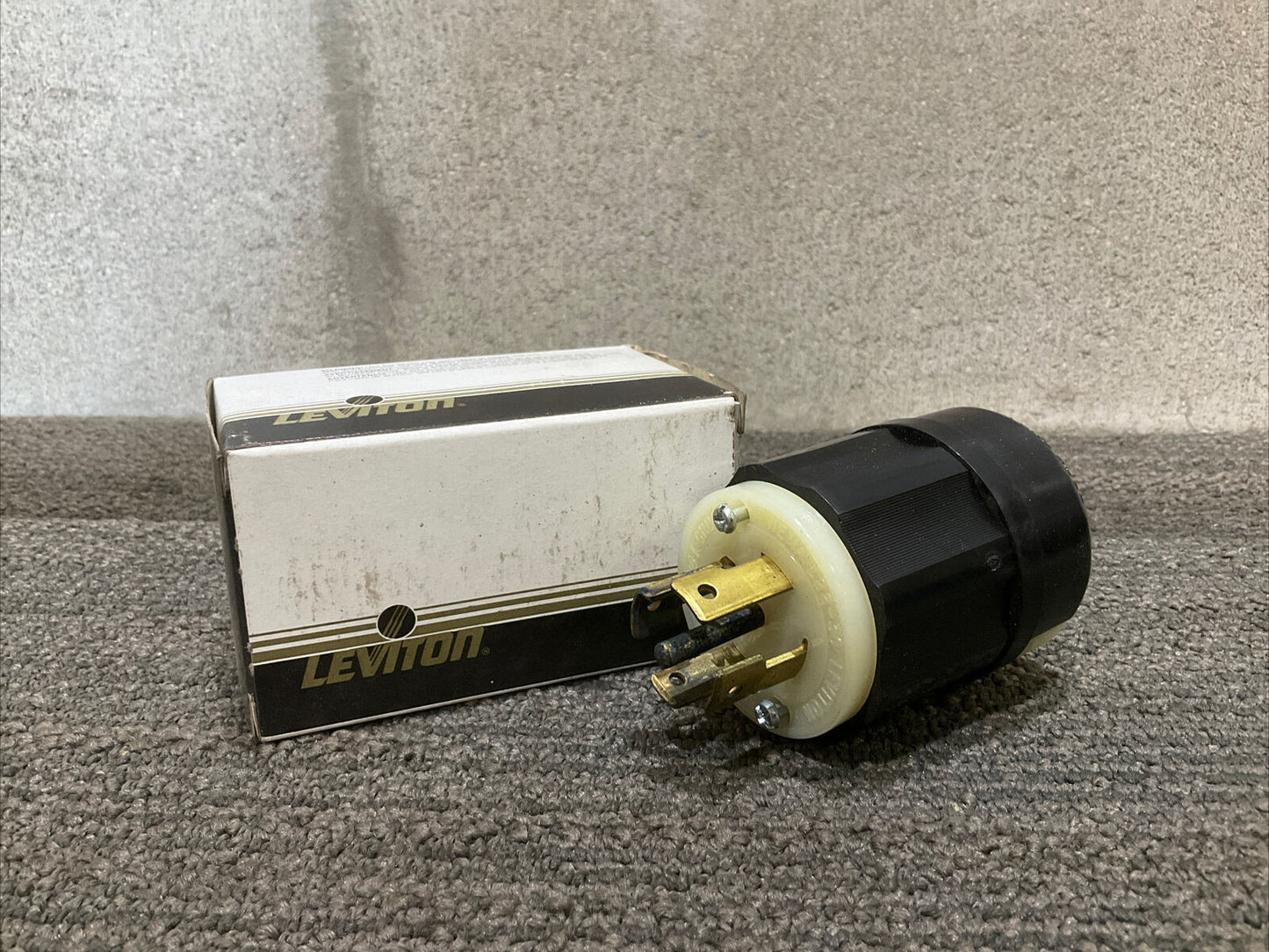 LEVITON 2821 4-POLE 5-WIRE GOUNDING LOCKING PLUG 444