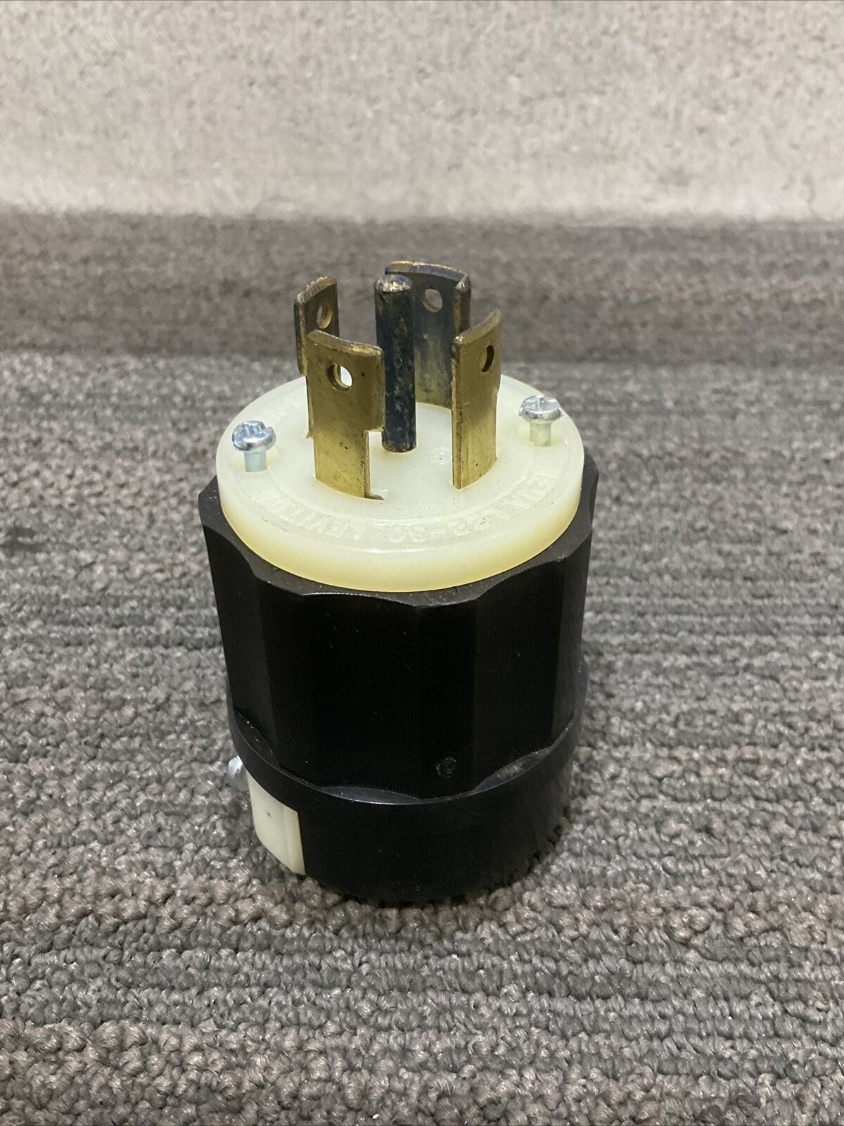 LEVITON 2821 4-POLE 5-WIRE GOUNDING LOCKING PLUG 444