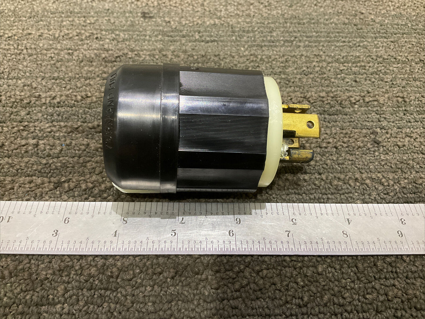 LEVITON 2821 4-POLE 5-WIRE GOUNDING LOCKING PLUG 444