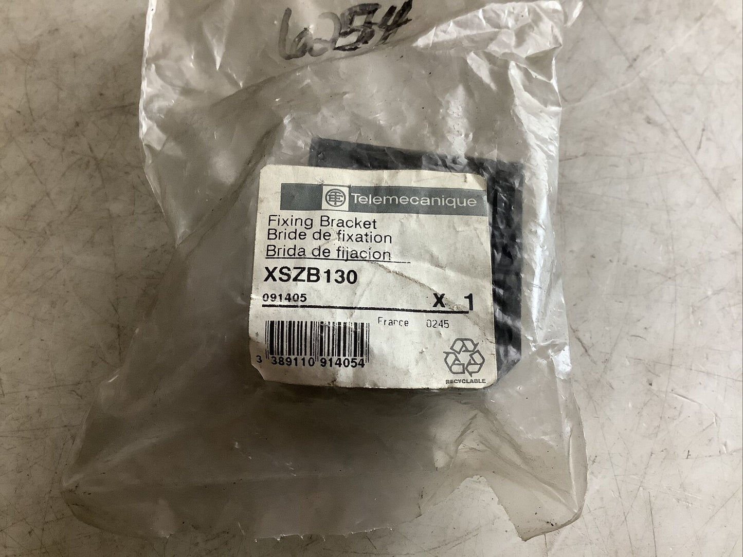 TELEMECANIQUE XSZB130 SENSOR BRACKET 999 - LOT OF 2