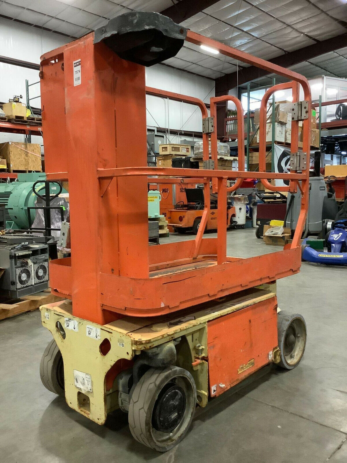 JLG 1230ES MANLIFT, BUILT IN BATTERY CHARGER, 12' PLATFORM HEIGHT