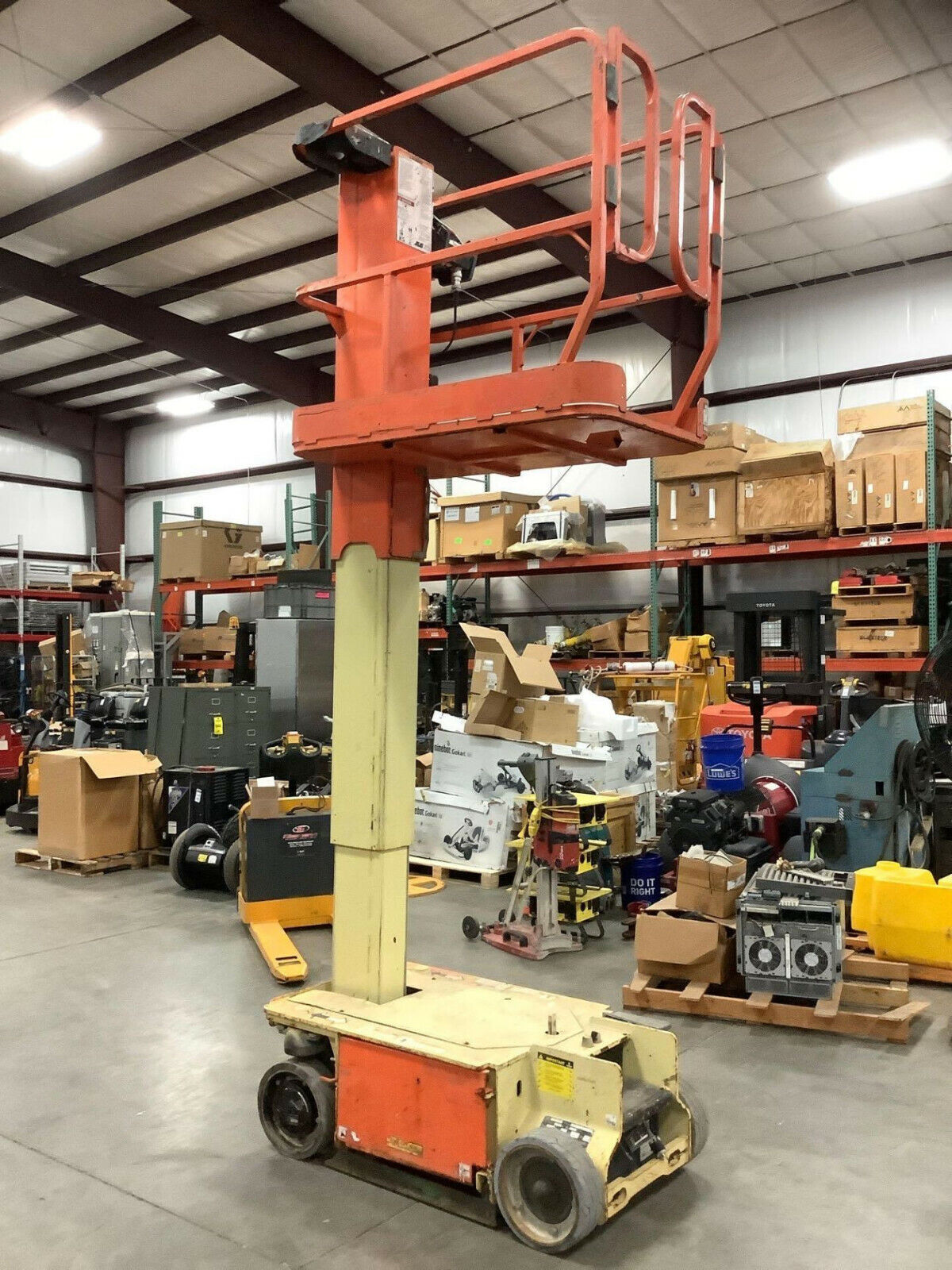 JLG 1230ES MANLIFT, BUILT IN BATTERY CHARGER, 12' PLATFORM HEIGHT