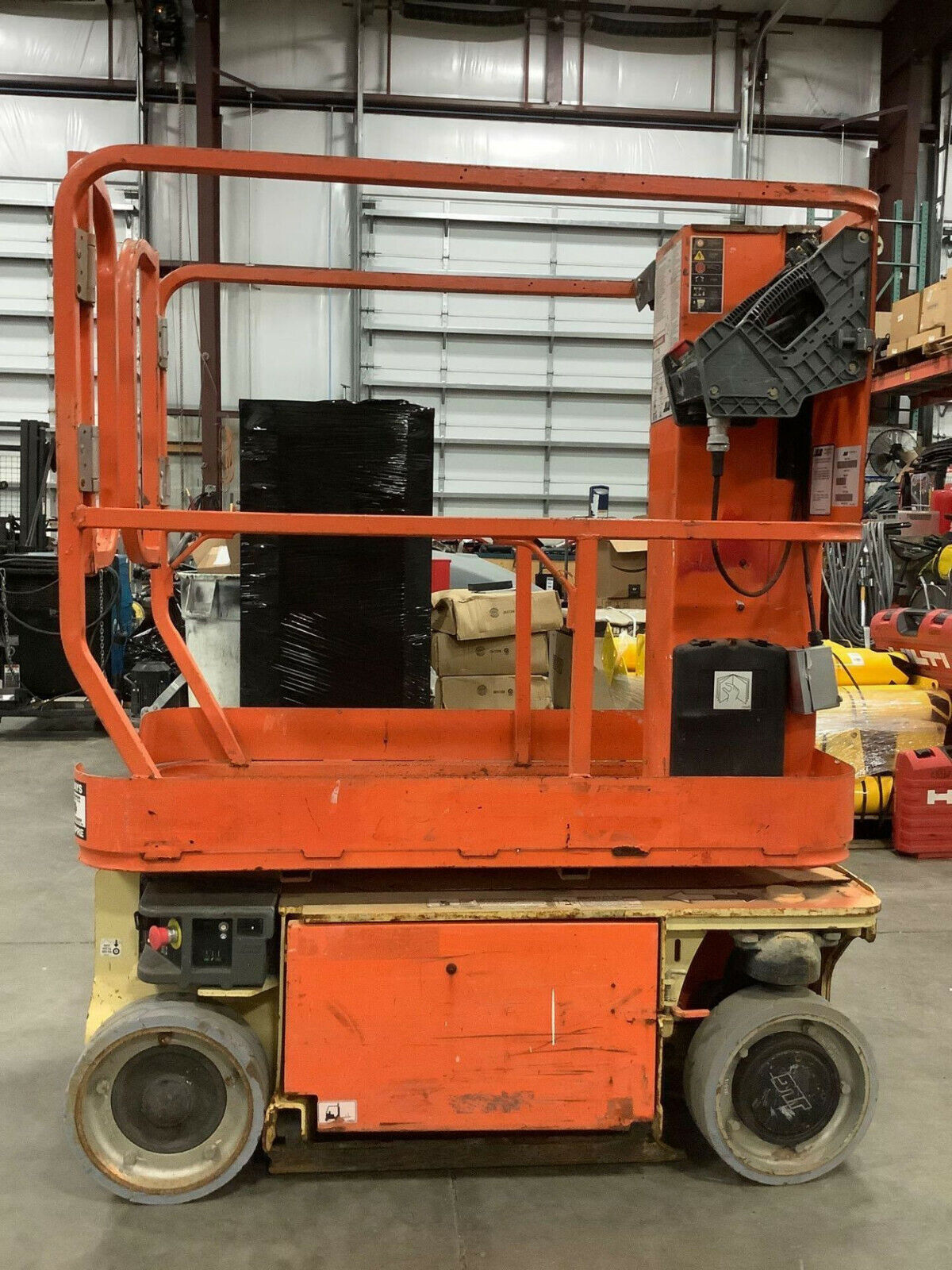 JLG 1230ES MANLIFT, BUILT IN BATTERY CHARGER, 12' PLATFORM HEIGHT