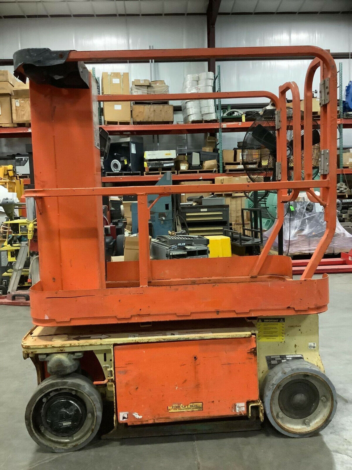 JLG 1230ES MANLIFT, BUILT IN BATTERY CHARGER, 12' PLATFORM HEIGHT