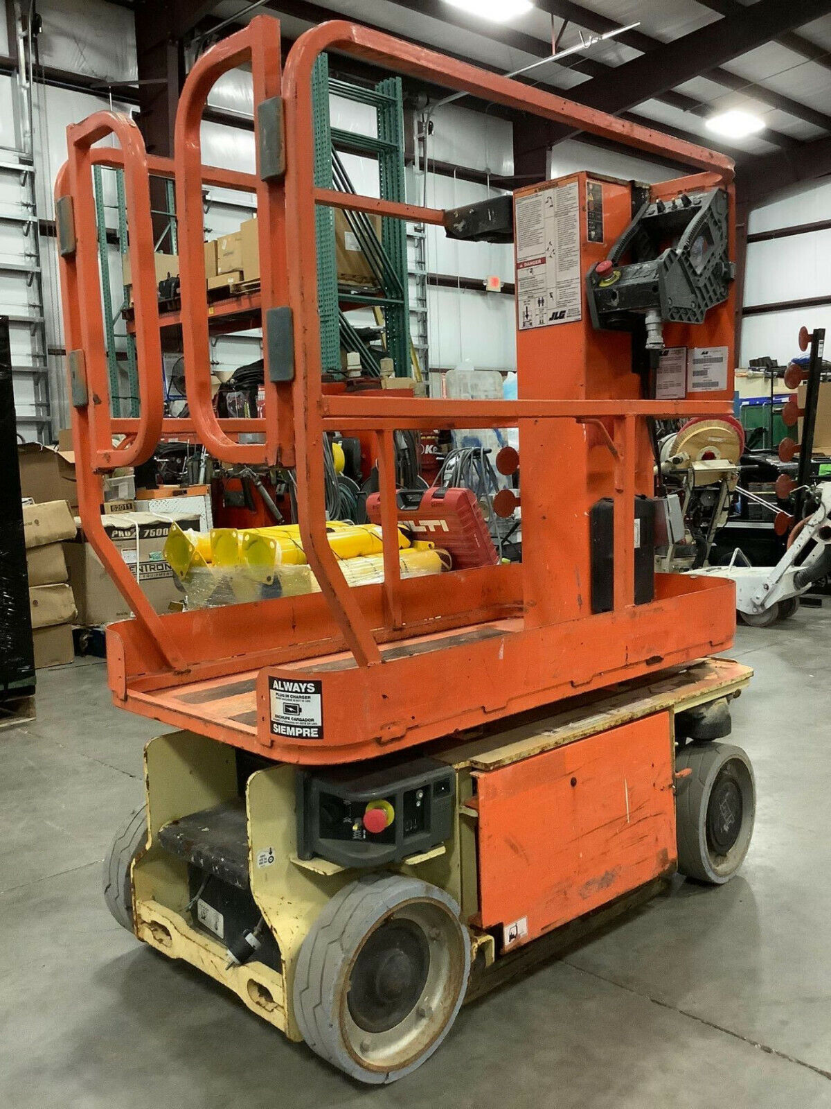 JLG 1230ES MANLIFT, BUILT IN BATTERY CHARGER, 12' PLATFORM HEIGHT