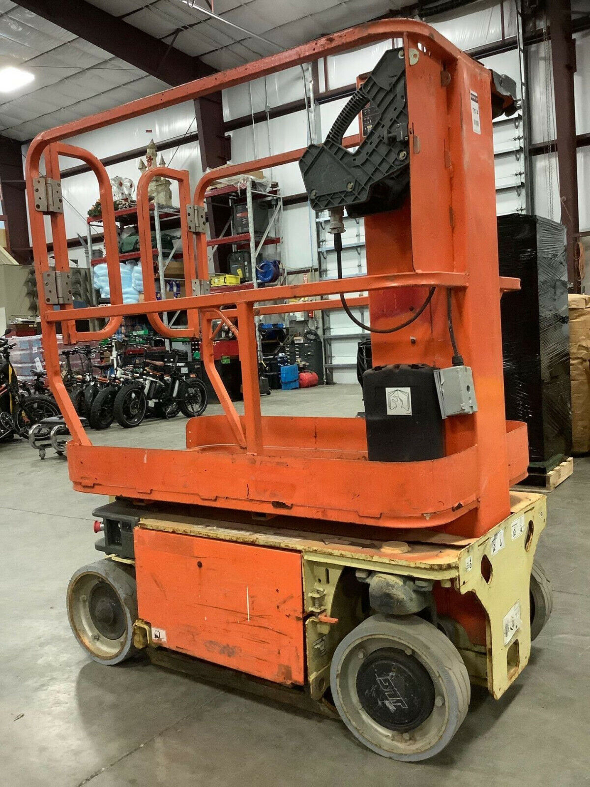 JLG 1230ES MANLIFT, BUILT IN BATTERY CHARGER, 12' PLATFORM HEIGHT