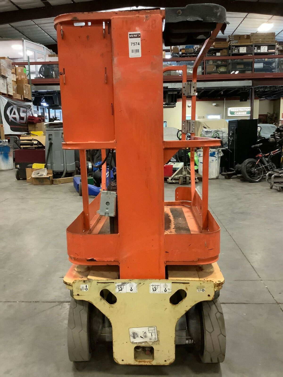 JLG 1230ES MANLIFT, BUILT IN BATTERY CHARGER, 12' PLATFORM HEIGHT