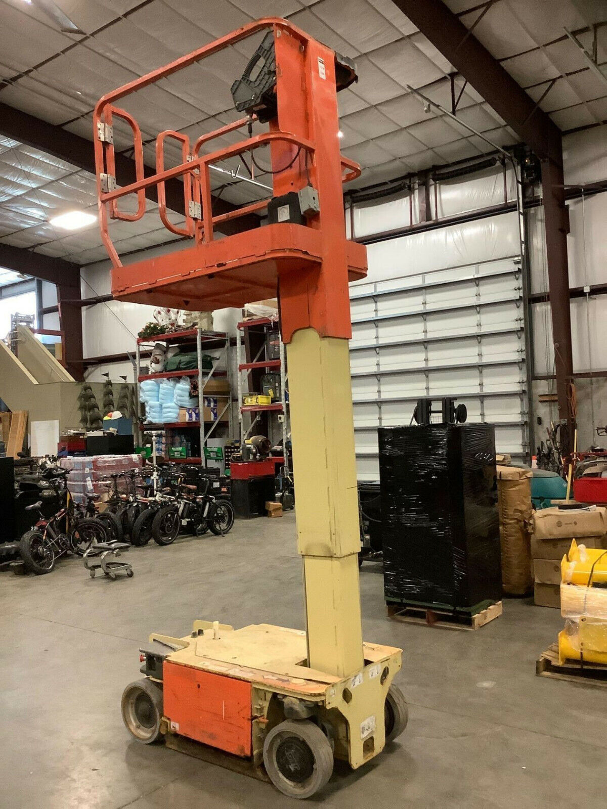 JLG 1230ES MANLIFT, BUILT IN BATTERY CHARGER, 12' PLATFORM HEIGHT