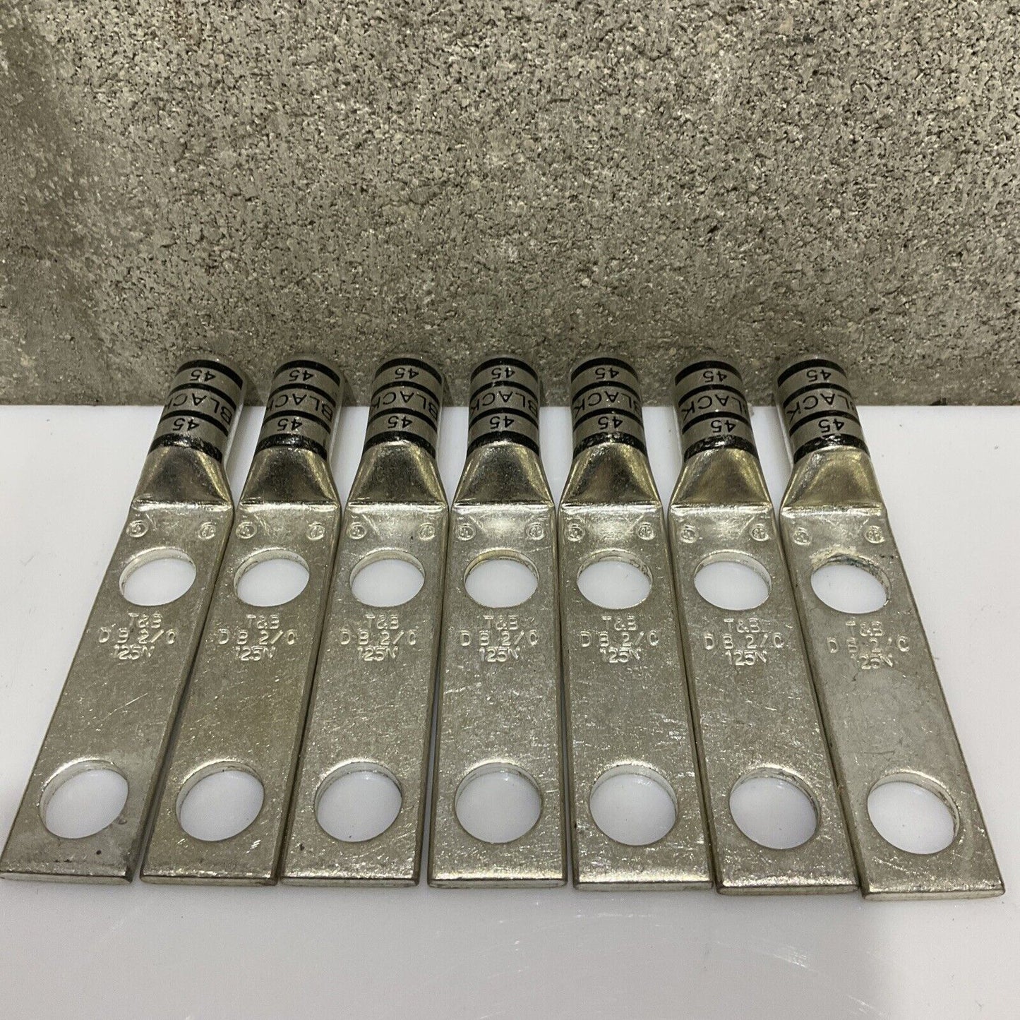 THOMAS & BETTS DB2/0 125N 2 HOLE LUGS 678 LOT OF 7