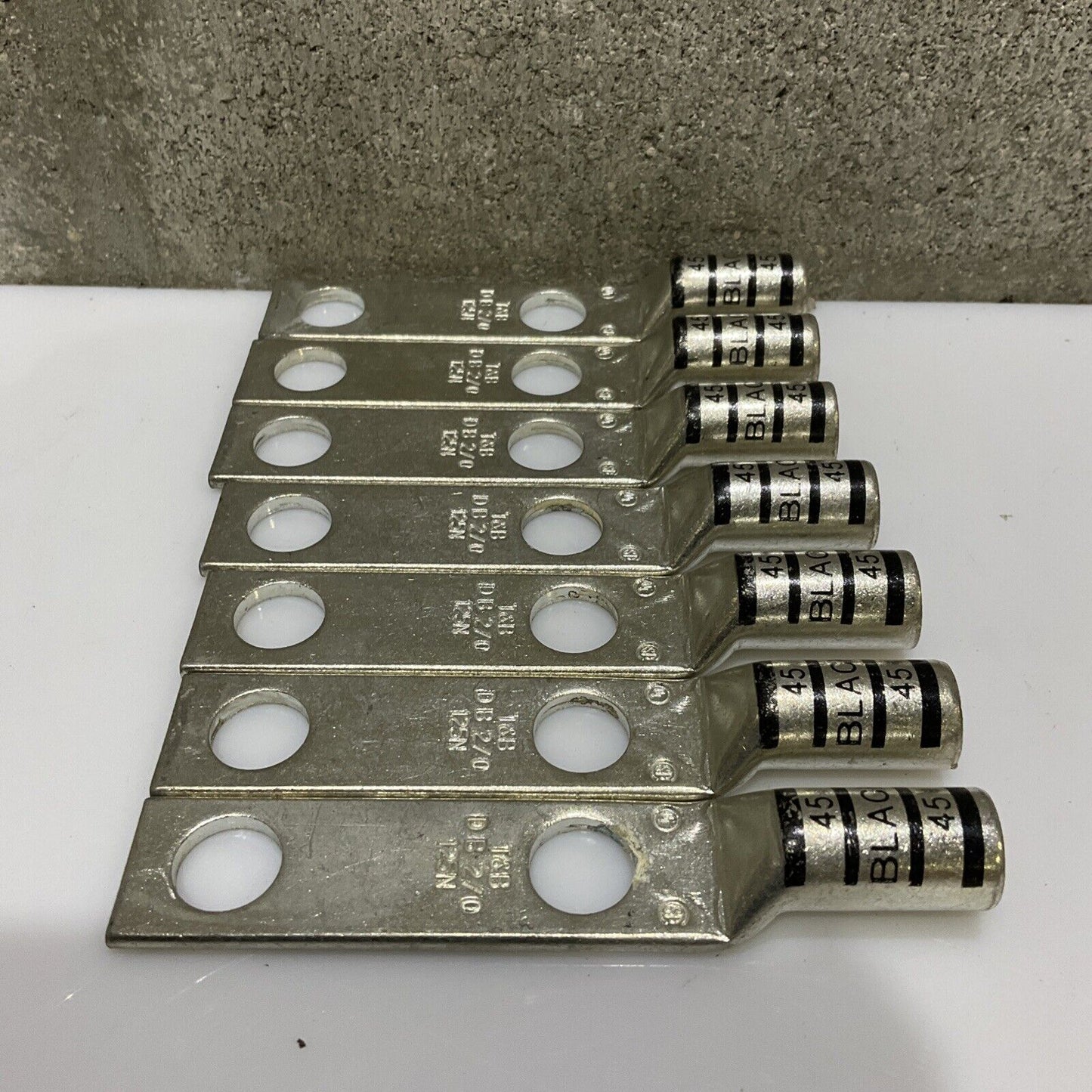 THOMAS & BETTS DB2/0 125N 2 HOLE LUGS 678 LOT OF 7