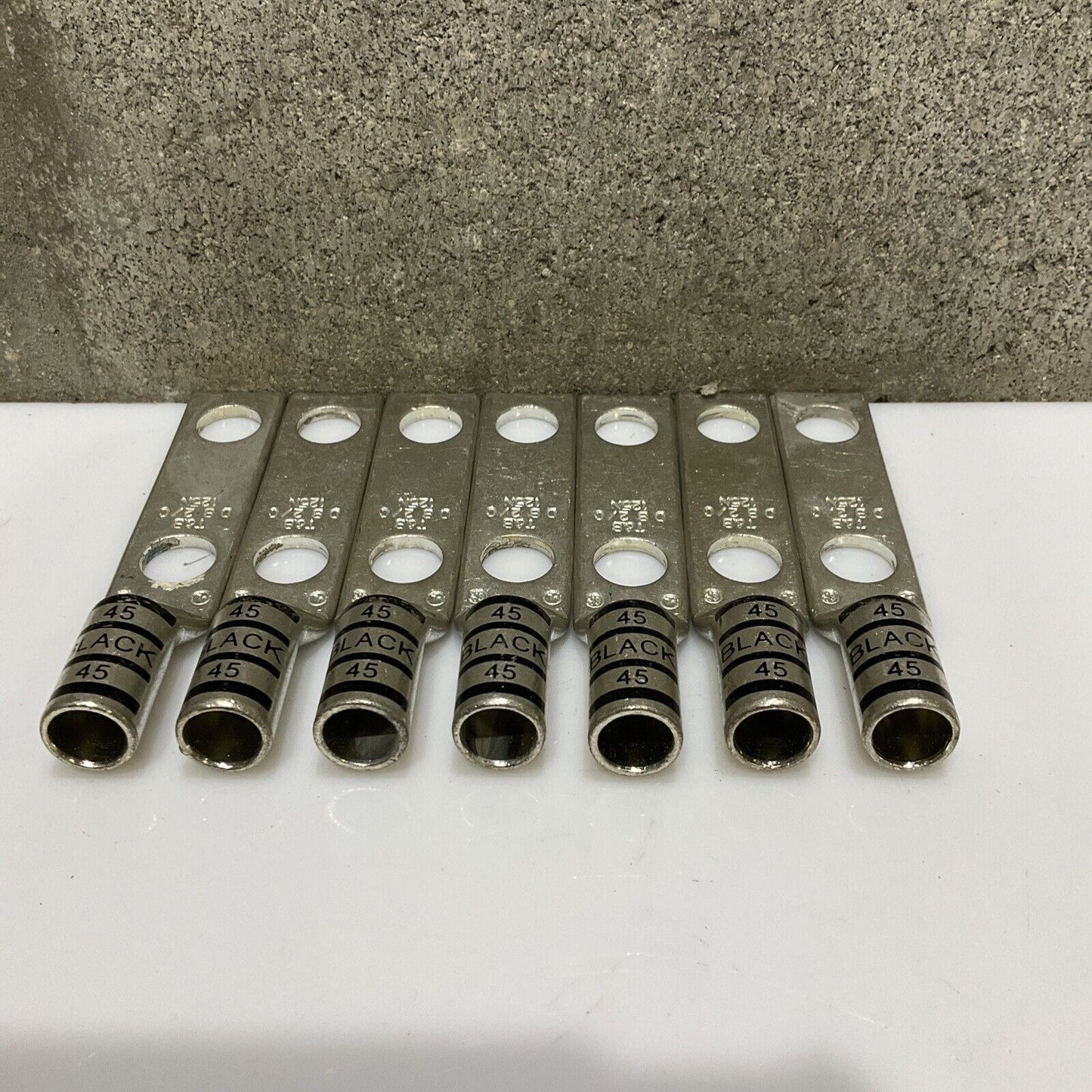 THOMAS & BETTS DB2/0 125N 2 HOLE LUGS 678 LOT OF 7
