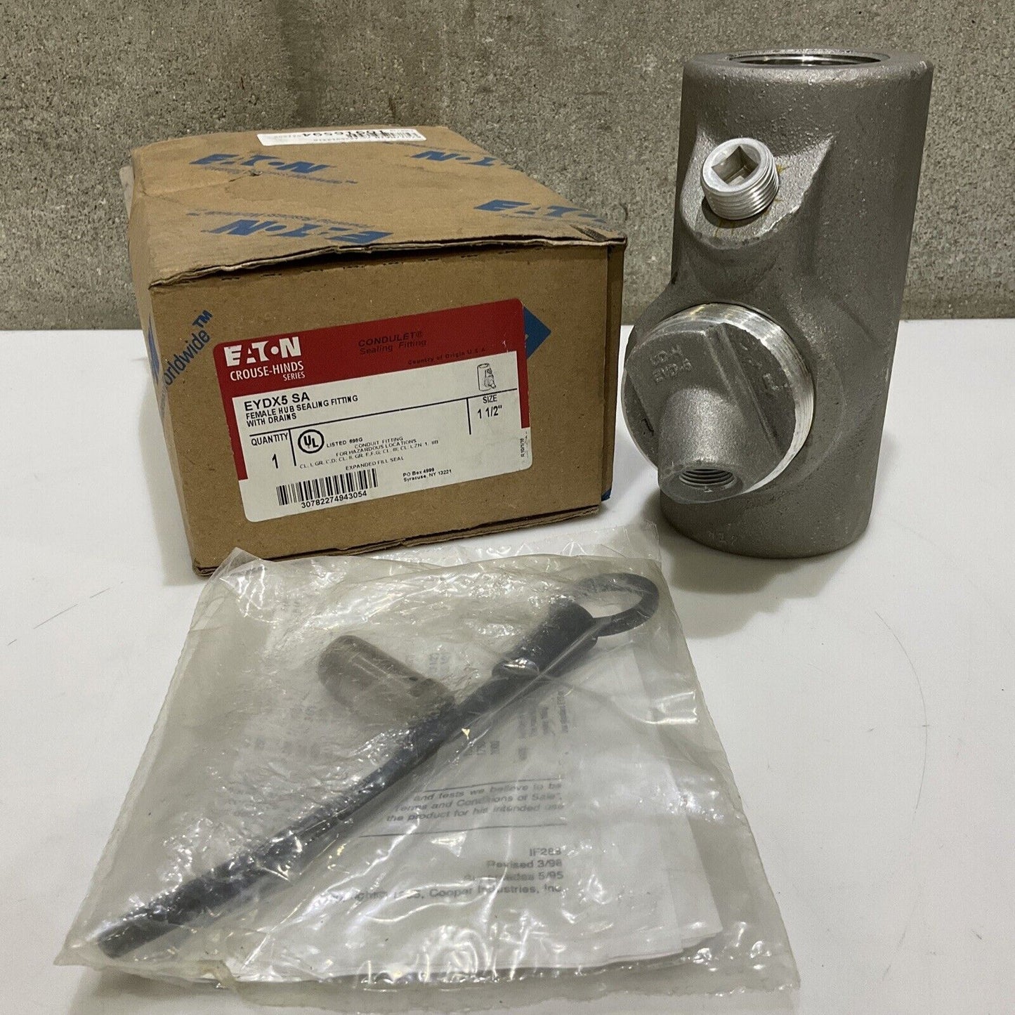 EATON EYDX5 SA FEMALE HUB SEALING FITTING WITH DRAINS 1 1/2IN FEMALE 678