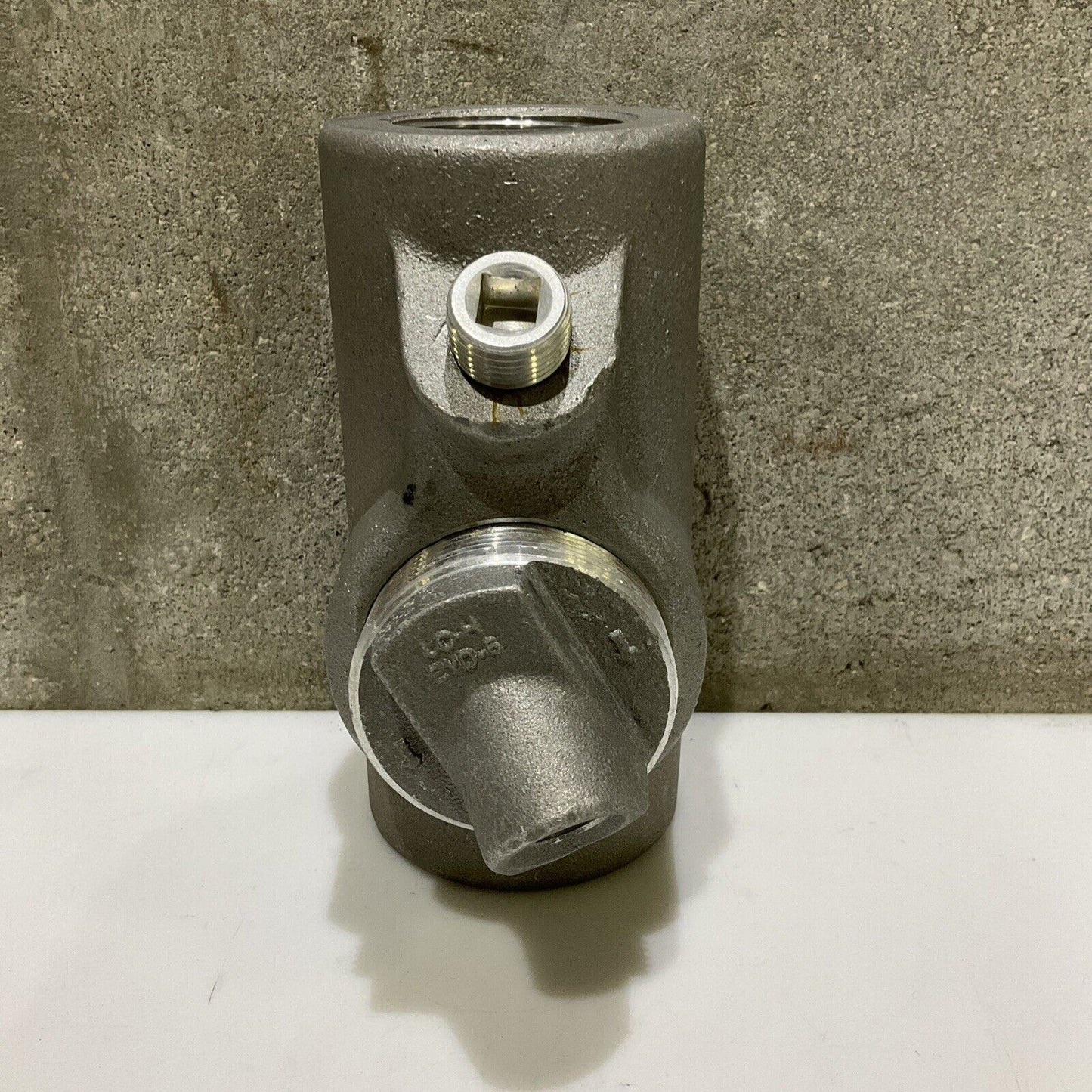 EATON EYDX5 SA FEMALE HUB SEALING FITTING WITH DRAINS 1 1/2IN FEMALE 678