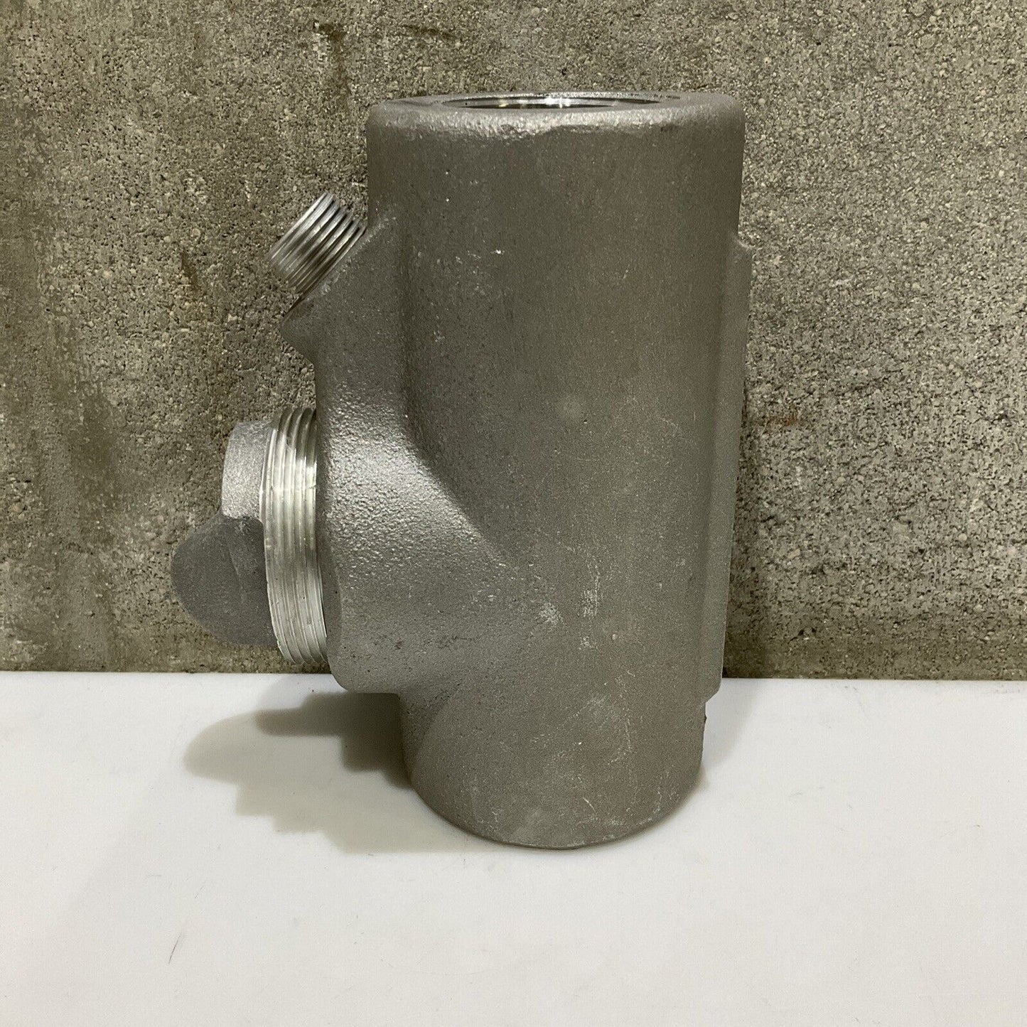 EATON EYDX5 SA FEMALE HUB SEALING FITTING WITH DRAINS 1 1/2IN FEMALE 678