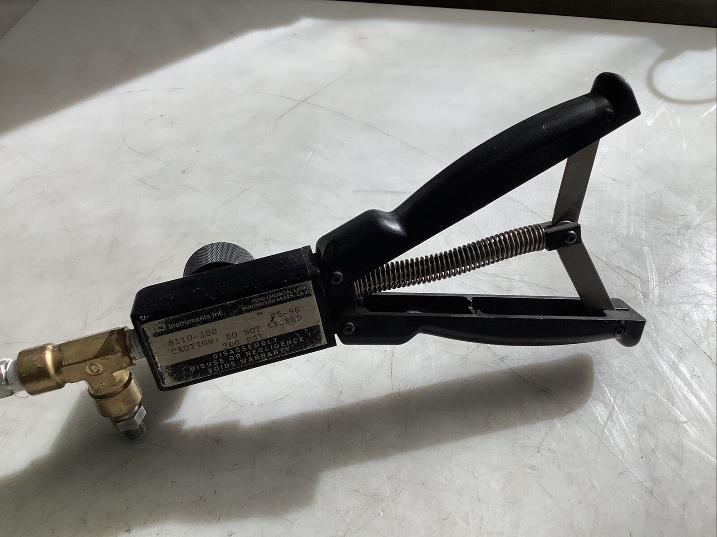 3D INSTRUMENTS INC 545-23A PRESSURE GAUGE 0-200PSI W/ 8110-300 HANDPUMP 476