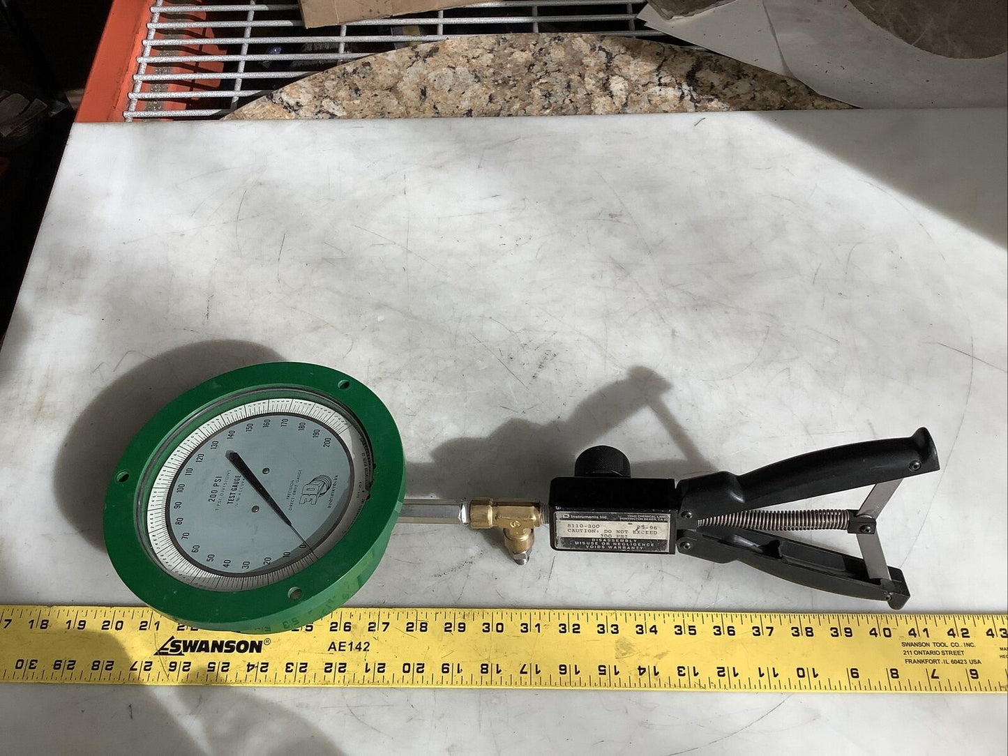 3D INSTRUMENTS INC 545-23A PRESSURE GAUGE 0-200PSI W/ 8110-300 HANDPUMP 476